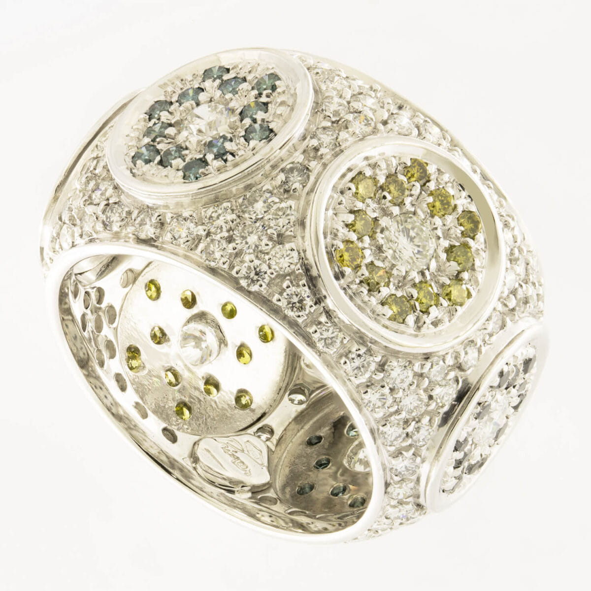 Anello fascia in oro bianco 18kt con diamanti bianchi e colorati 4,34ct