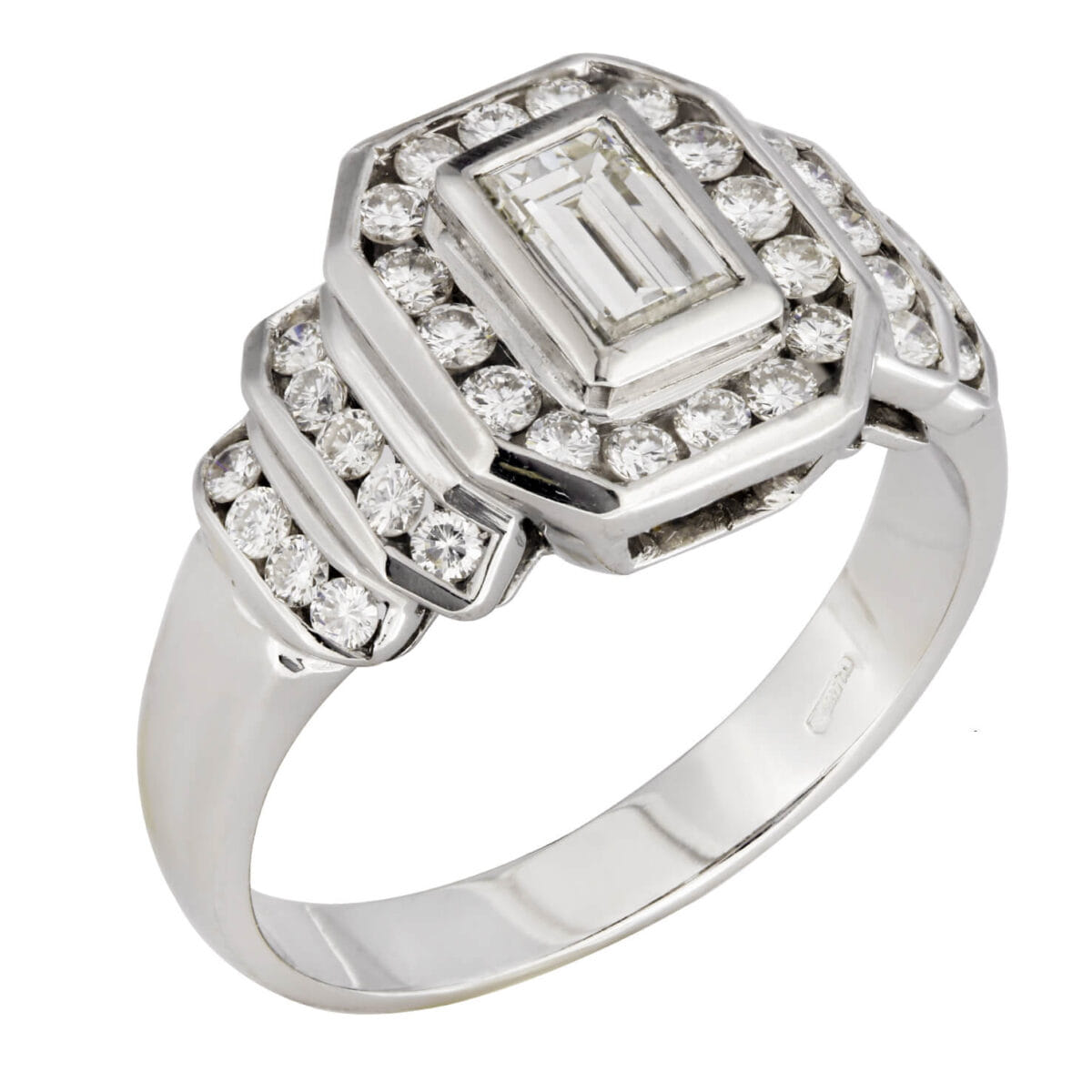 Anello in oro con diamante emerald centrale 0,60 ct e diamanti taglio round 0,51 ct tot