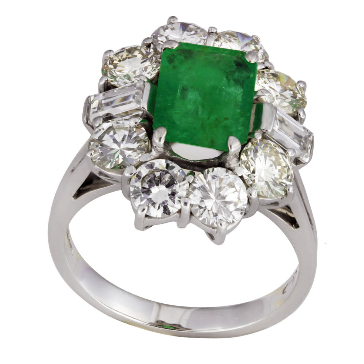 Anello in oro bianco con smeraldo centrale 0,70 ct , diamanti taglio baguette 0,20 ct tot e diamanti round 2 ct tot