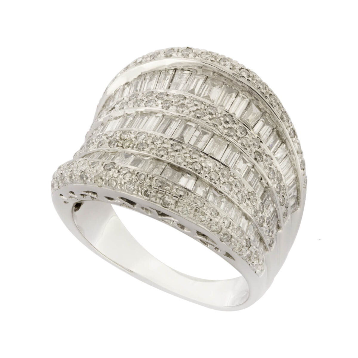 Anello fascia in oro bianco con diamanti taglio round 0,42ct tot e diamanti taglio baguette 1,98ct tot