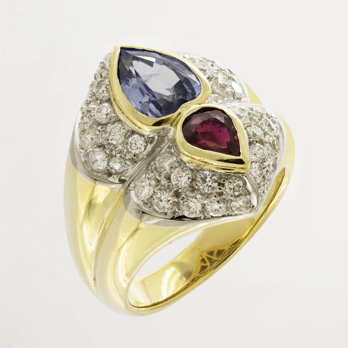 Anello in oro giallo con diamanti round 1ct tot, zaffiro 2 ct e rubino 0,50ct
