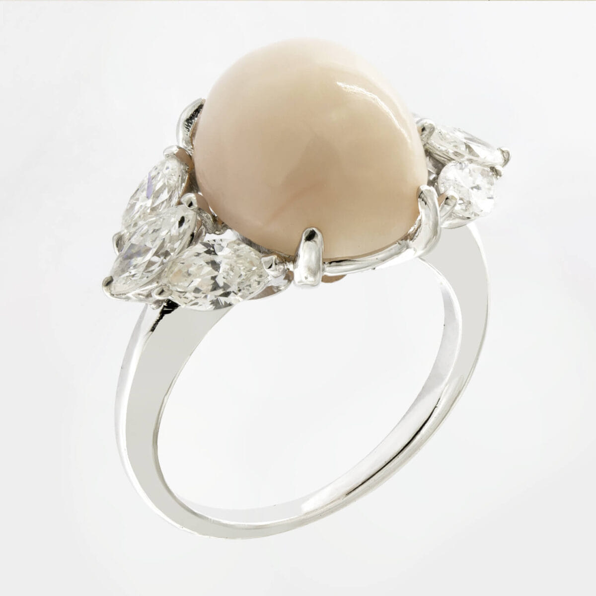 Anello in oro bianco con diamanti taglio marquise 1.50ct tot e corallo rosa