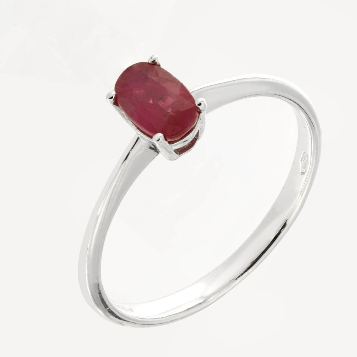 Anello in oro bianco 18kt e rubino 0,60ct