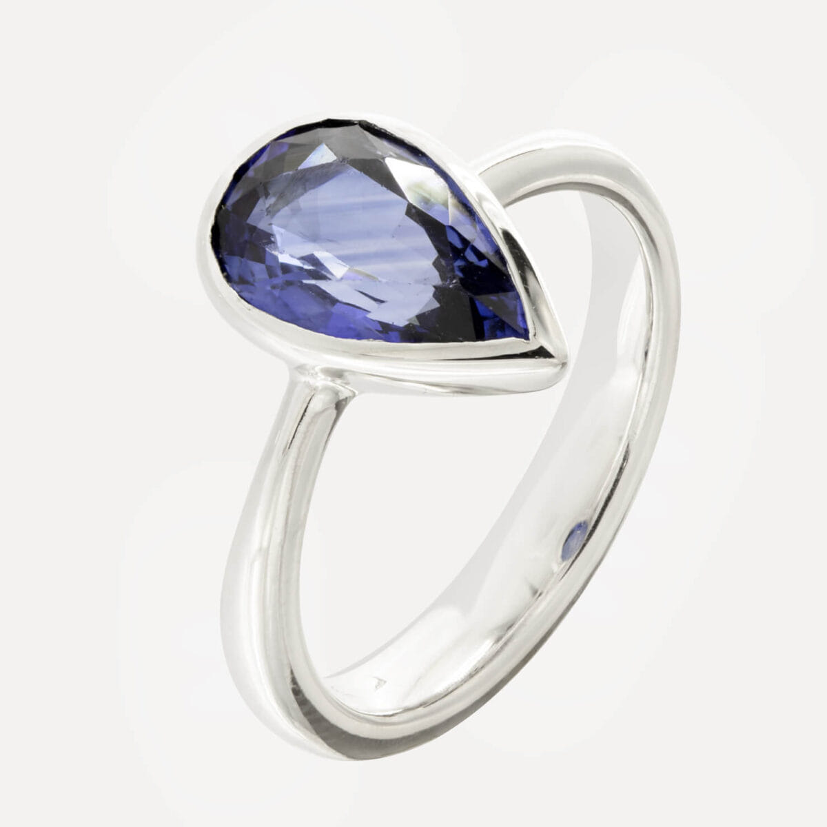 Anello in oro bianco e zaffiro 1,80ct con certificato IGN