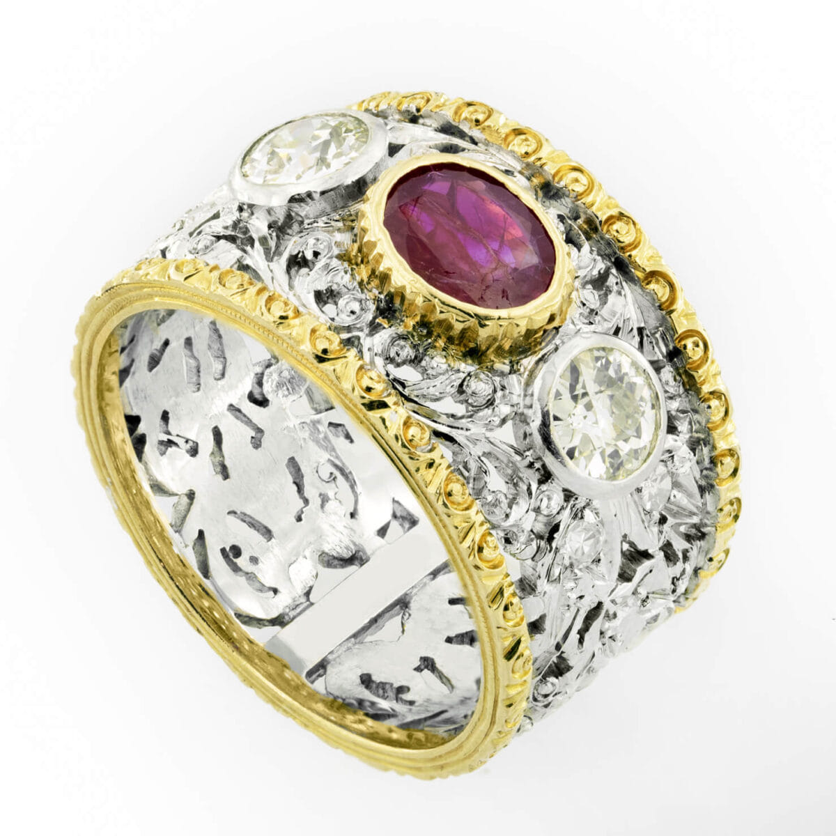 Anello cesellato stile Buccellati in oro bianco e giallo con diamanti 0,80ct tot e rubino 0,70ct