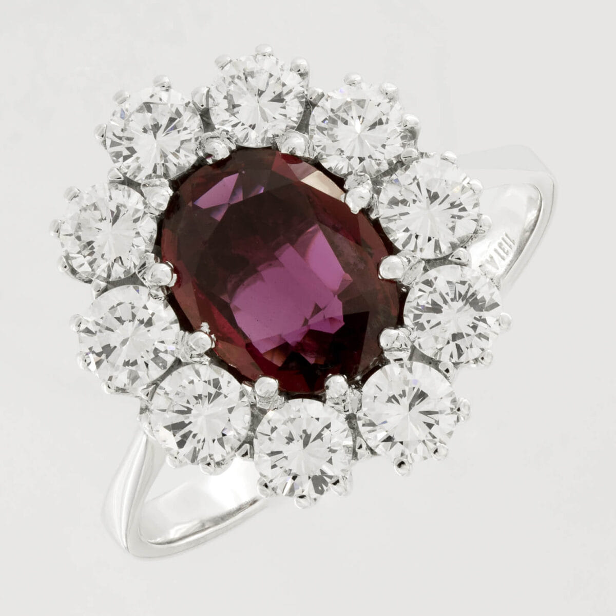 Anello in oro bianco con rubino siam 1,67ct e diamanti 1,50ct tot