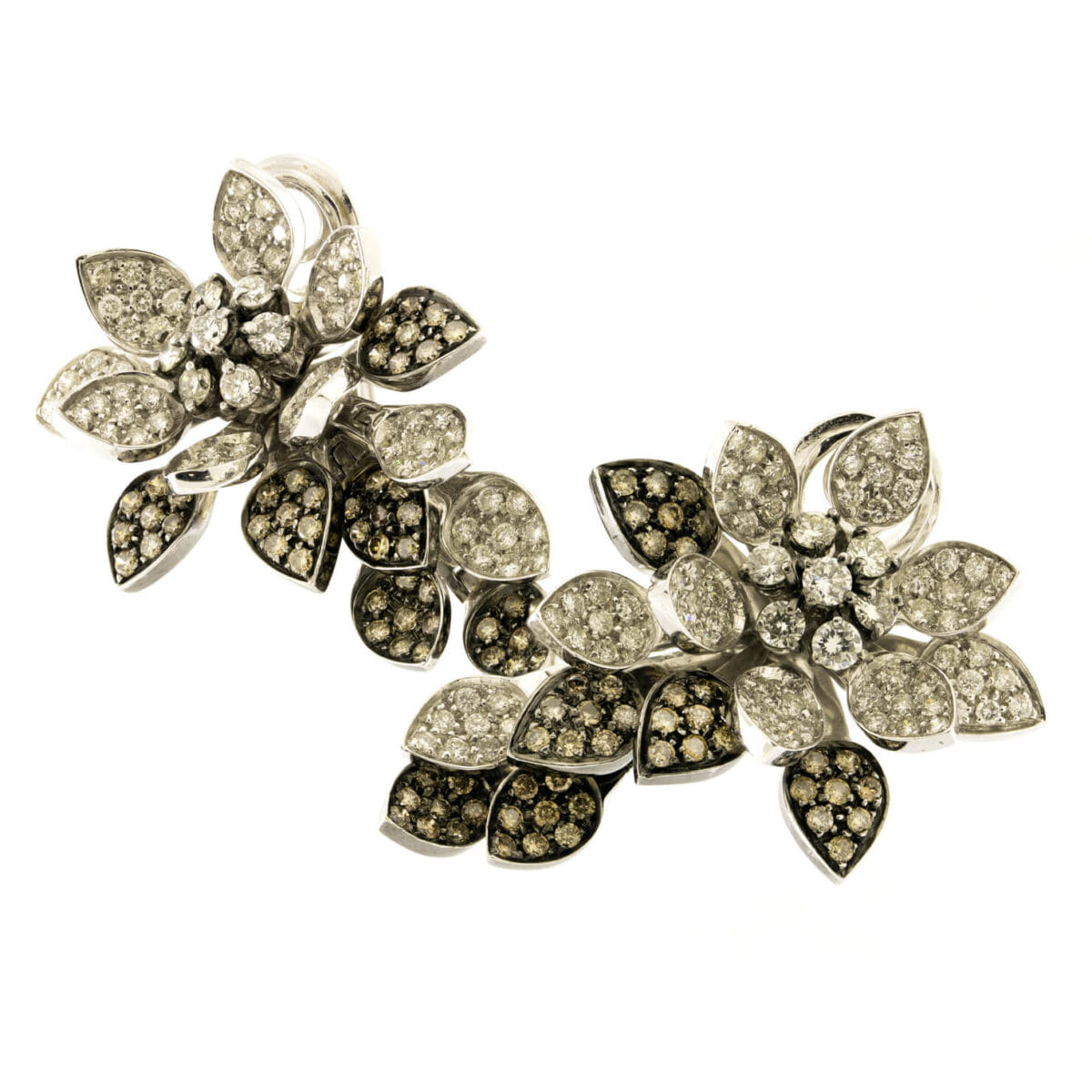Orecchini in oro bianco e nero con diamanti banchi 2,28ct tot e diamanti brown 0,96ct tot