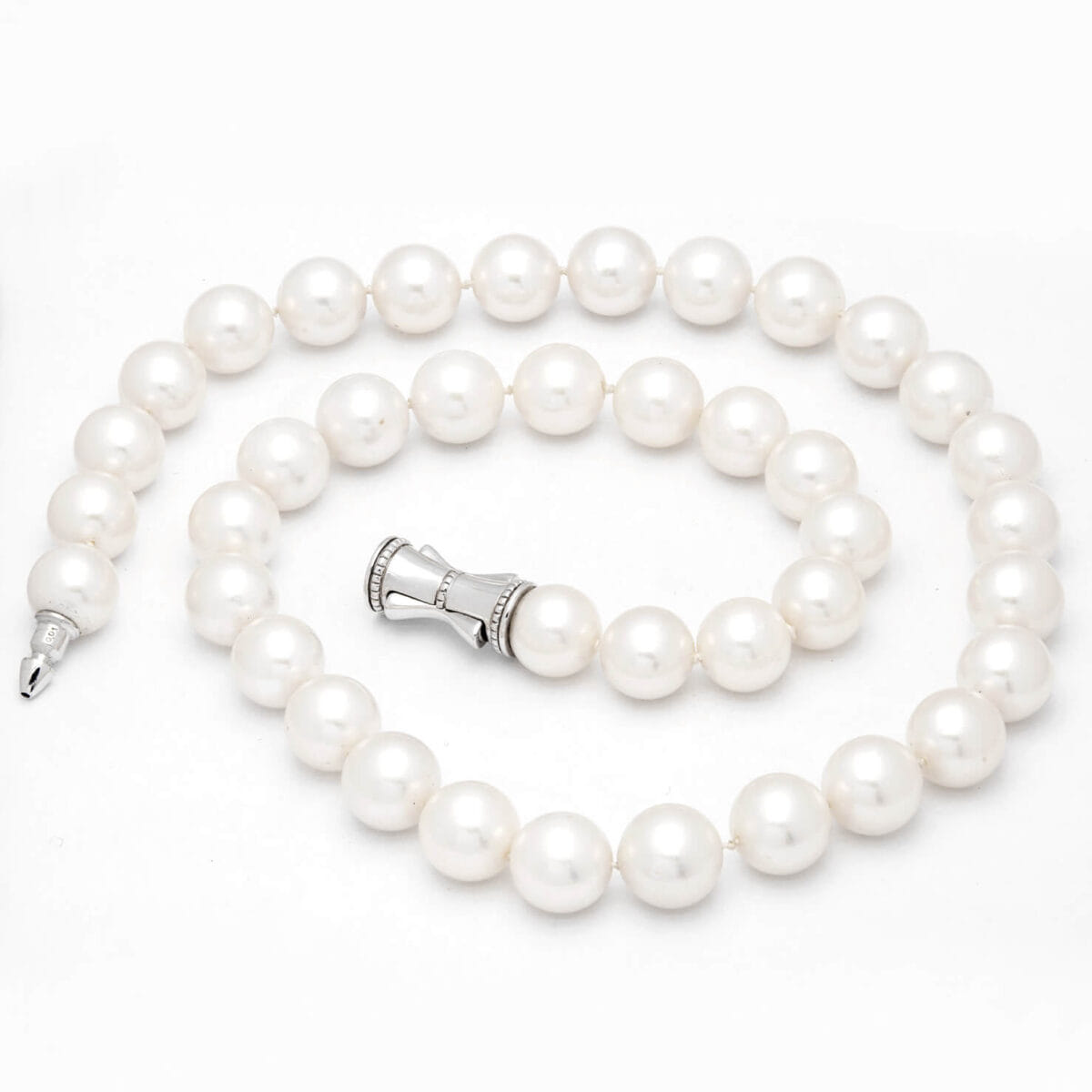 Collana di perle Tasaki Akoya 10mm con chiusura in oro bianco e diamante 0,01ct