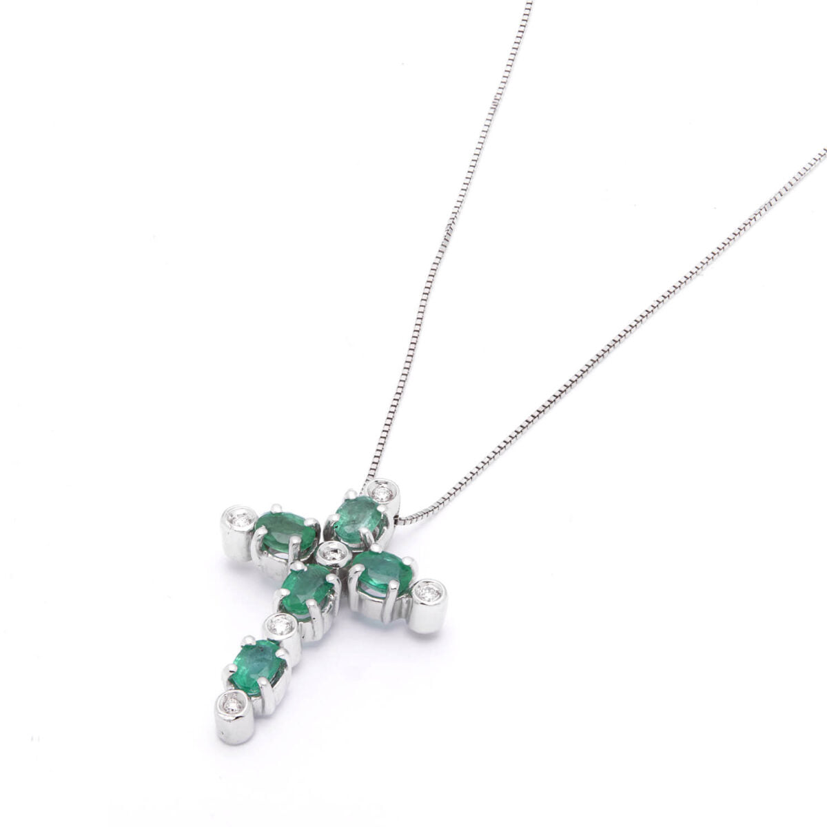 Collana in oro bianco con ciondolo croce con smeraldi 1,08 e diamanti 0,06ct