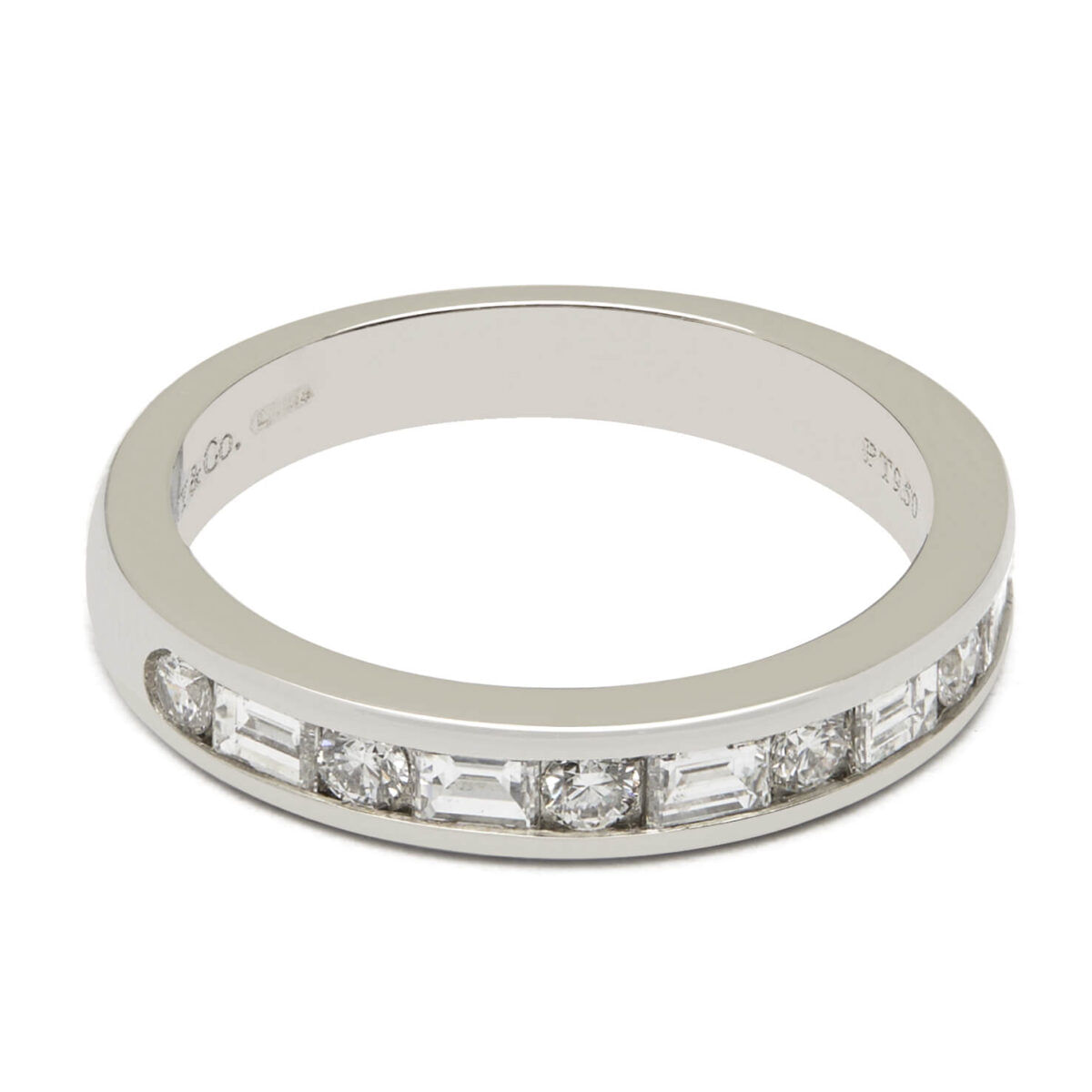Anello veretta Tiffany setting in platino con diamanti taglio round e baguette