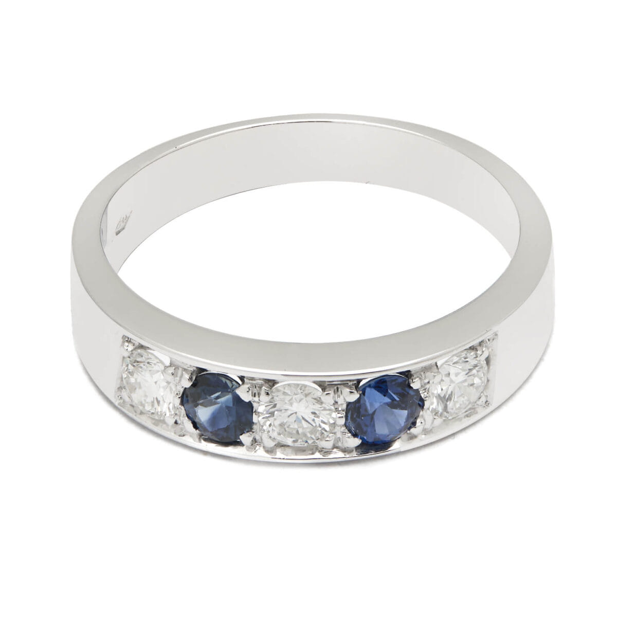 Anello veretta in oro bianco con 3 diamanti e 2 zaffiri