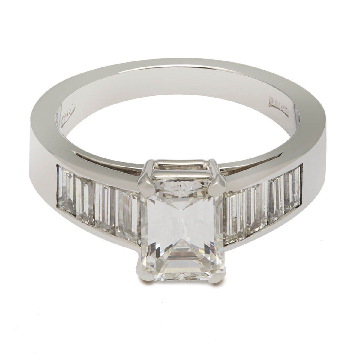 Anello solitario con diamante centrale taglio smeraldo diamanti laterali