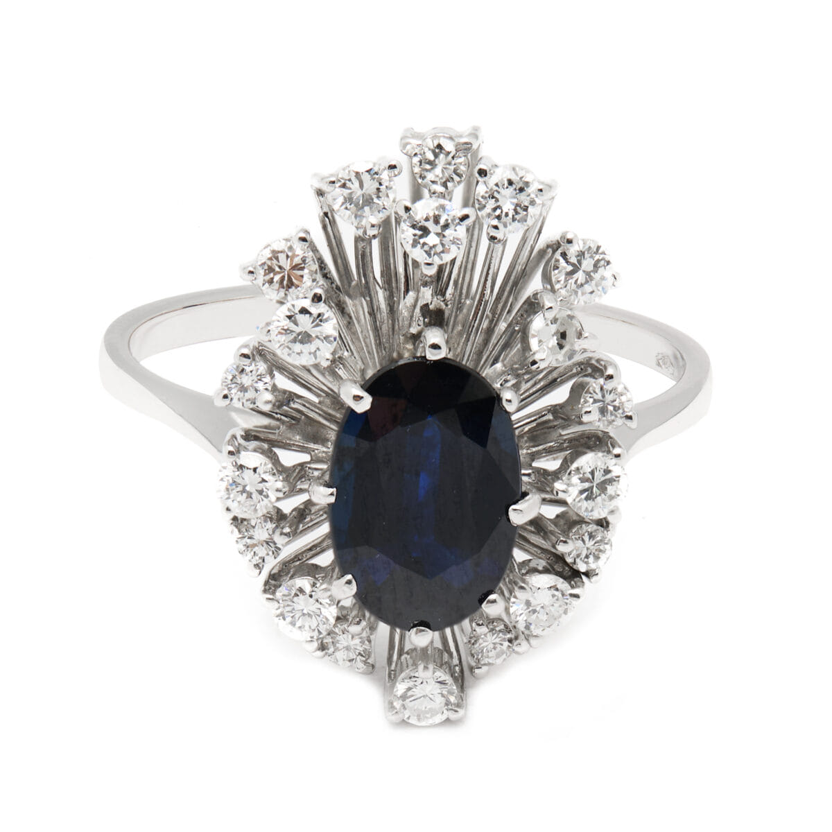 Anello in oro bianco con diamanti e zaffiro centrale