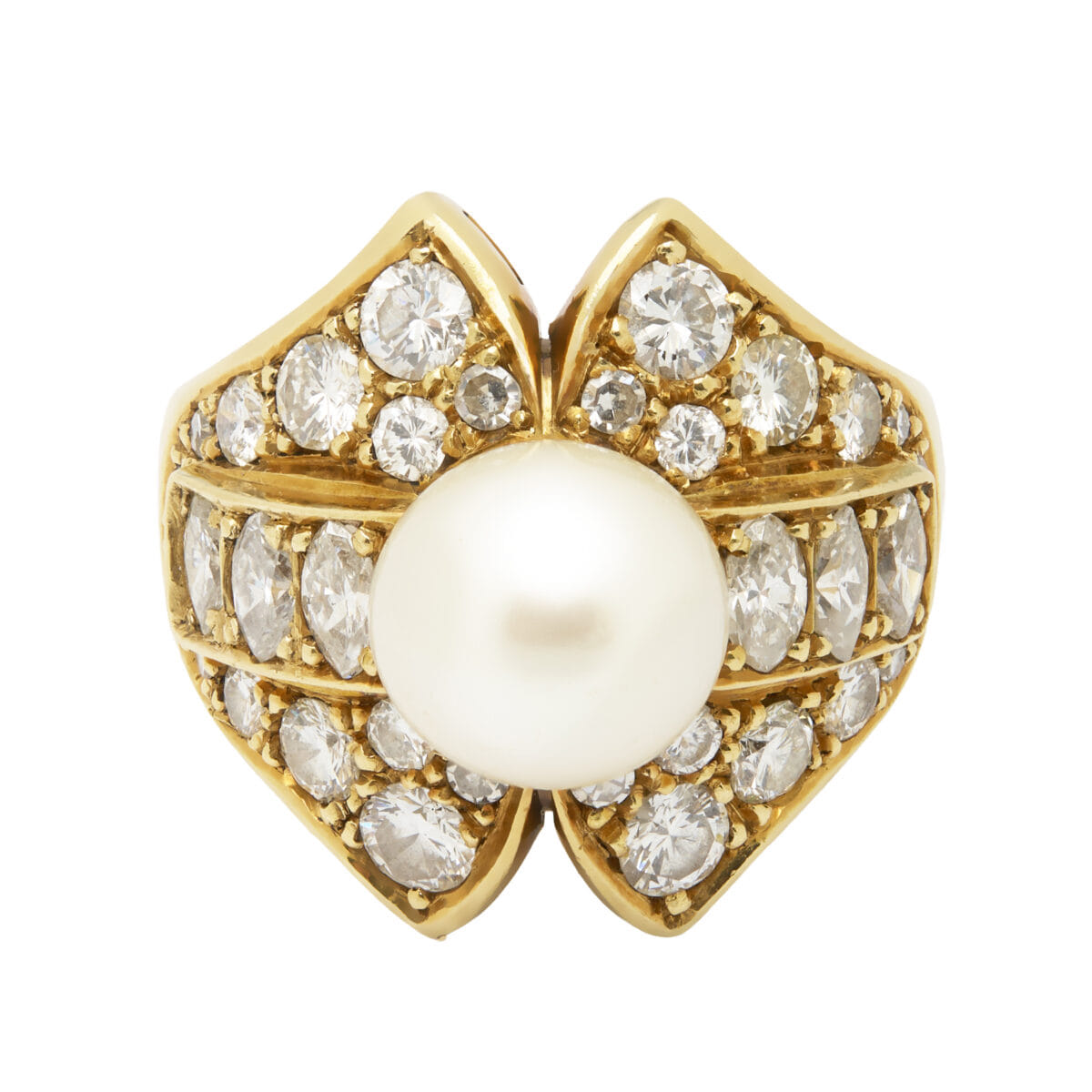 Anello in oro giallo con diamanti e perla centrale
