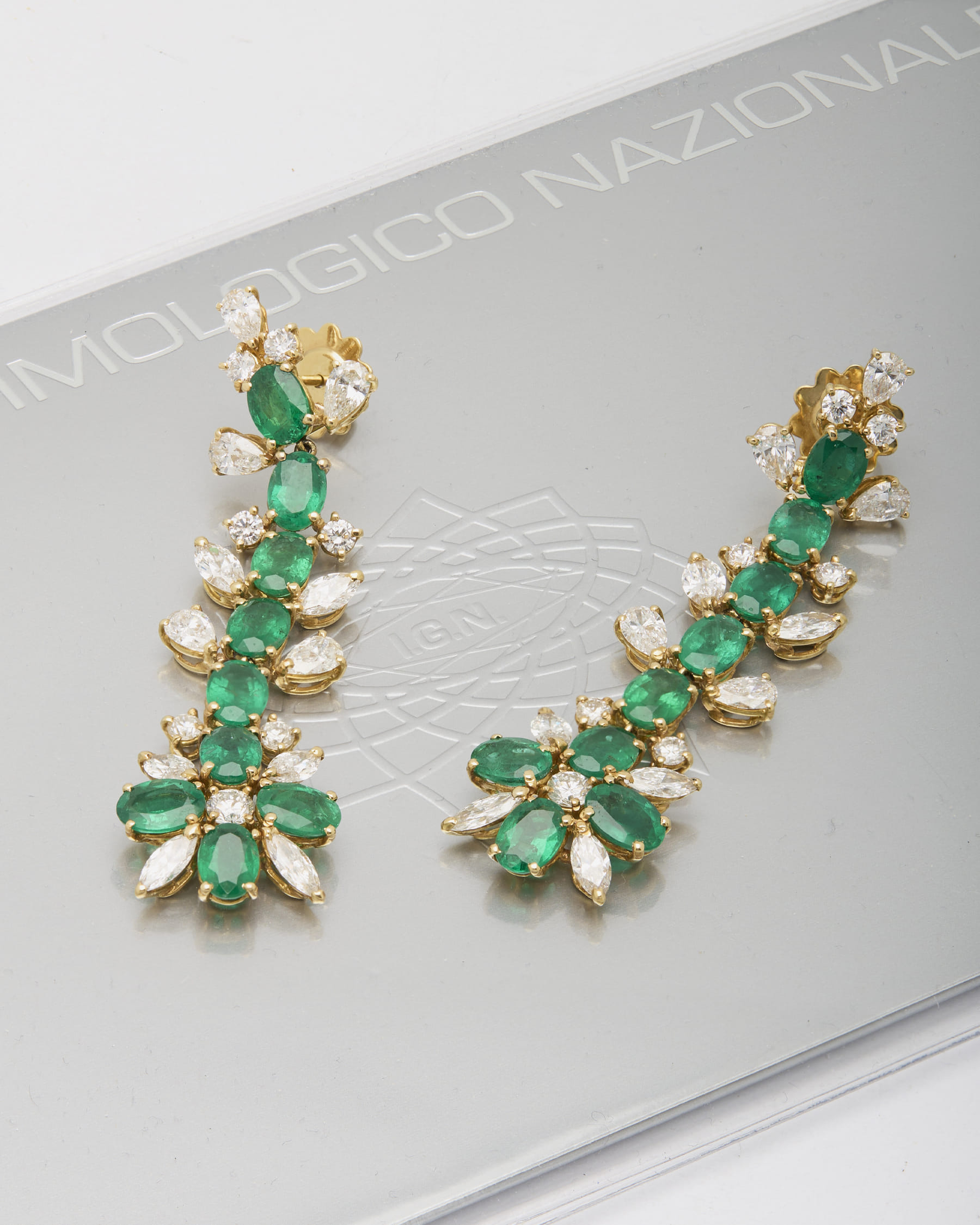 ORECCHINI MORONI PENDENTI IN ORO GIALLO CON SMERALDI E DIAMANTI-4