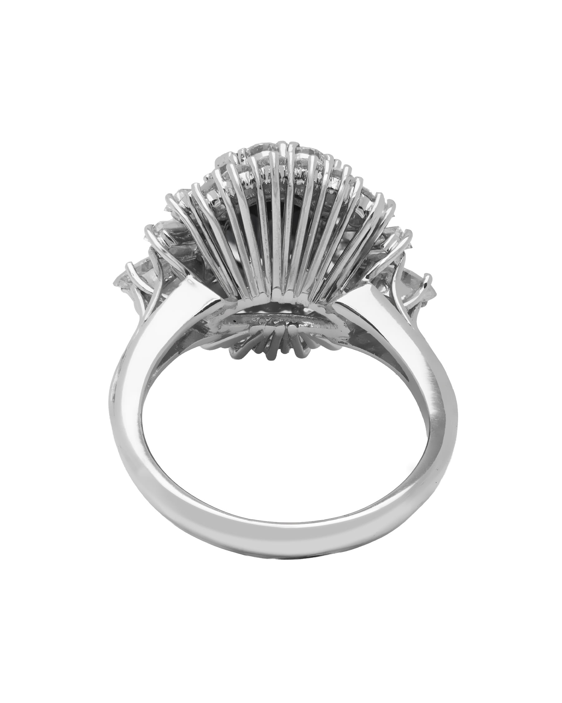 Anello in oro bianconcon zaffiro centrale e doppio giro di diamanti round e fantasy-3