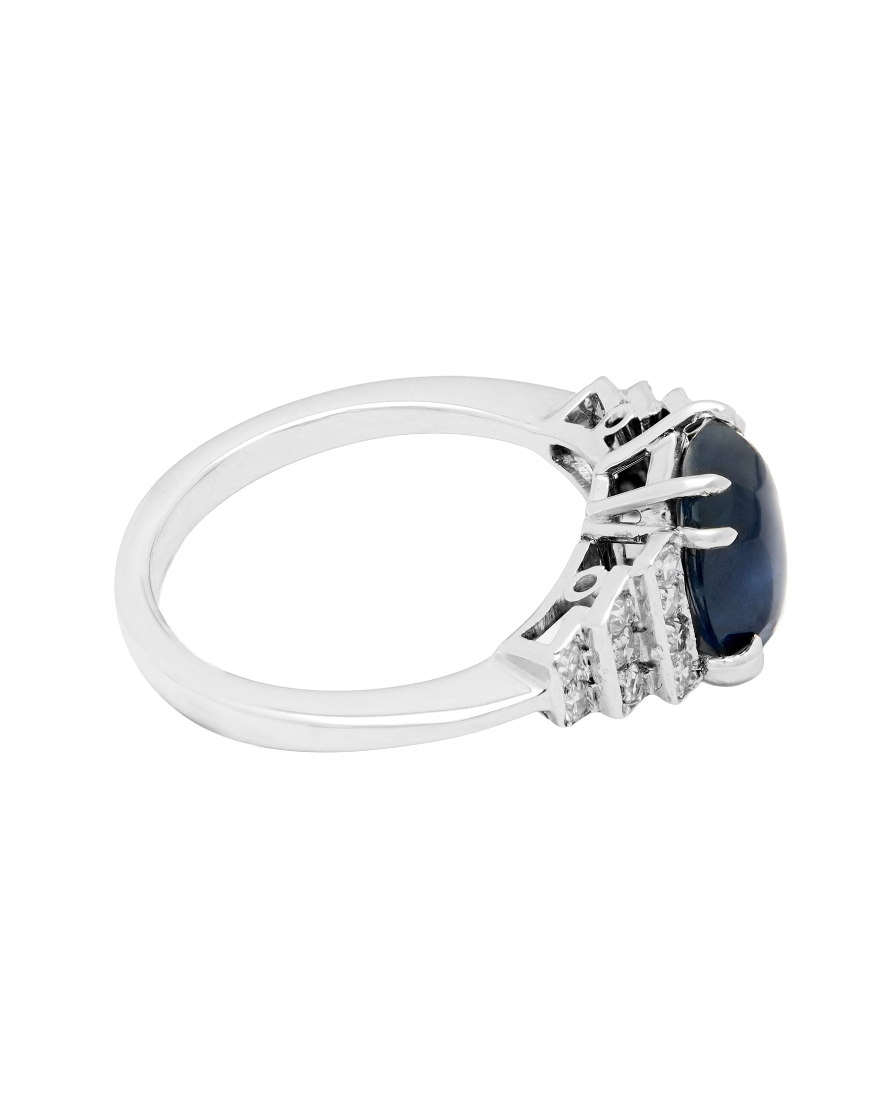 Anello in oro bianco con zaffiro centrale cuscino cabochon con gradini laterali di diamanti-2