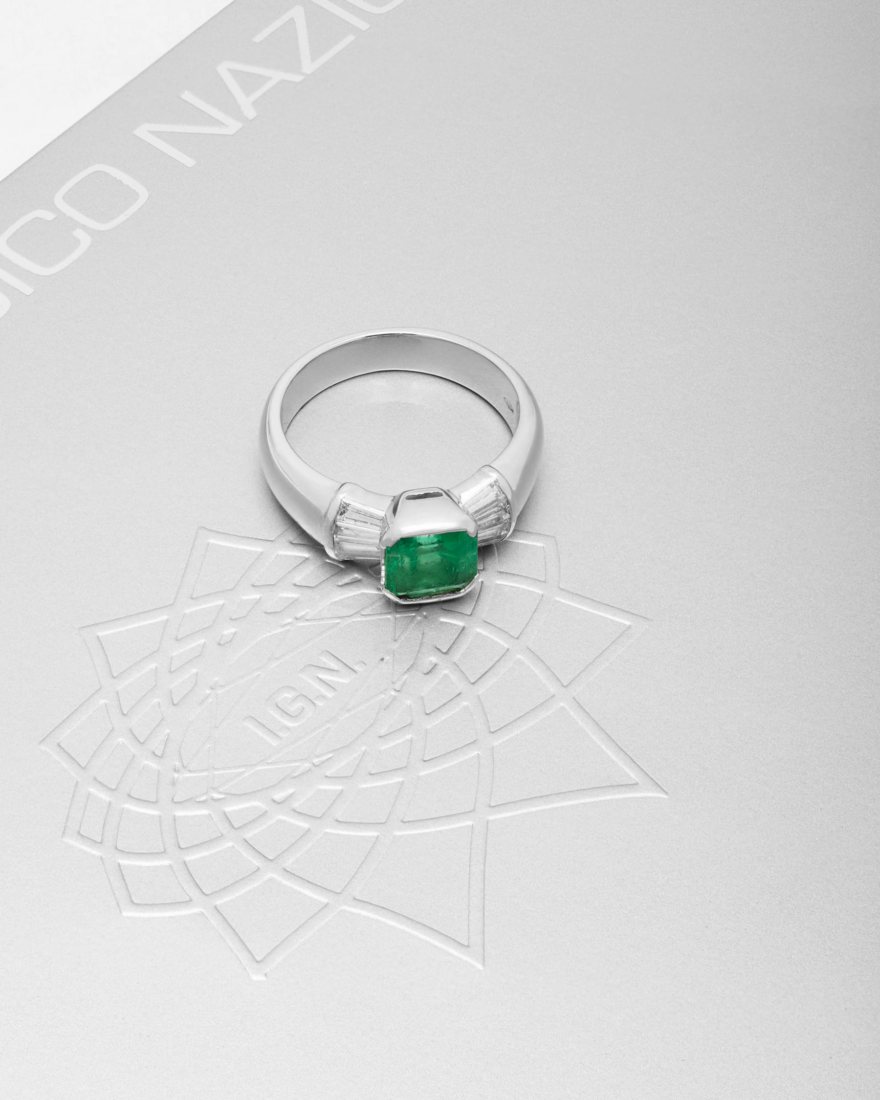 Anello in oro bianco con smeraldo centrale e diamanti taglio tapered-4