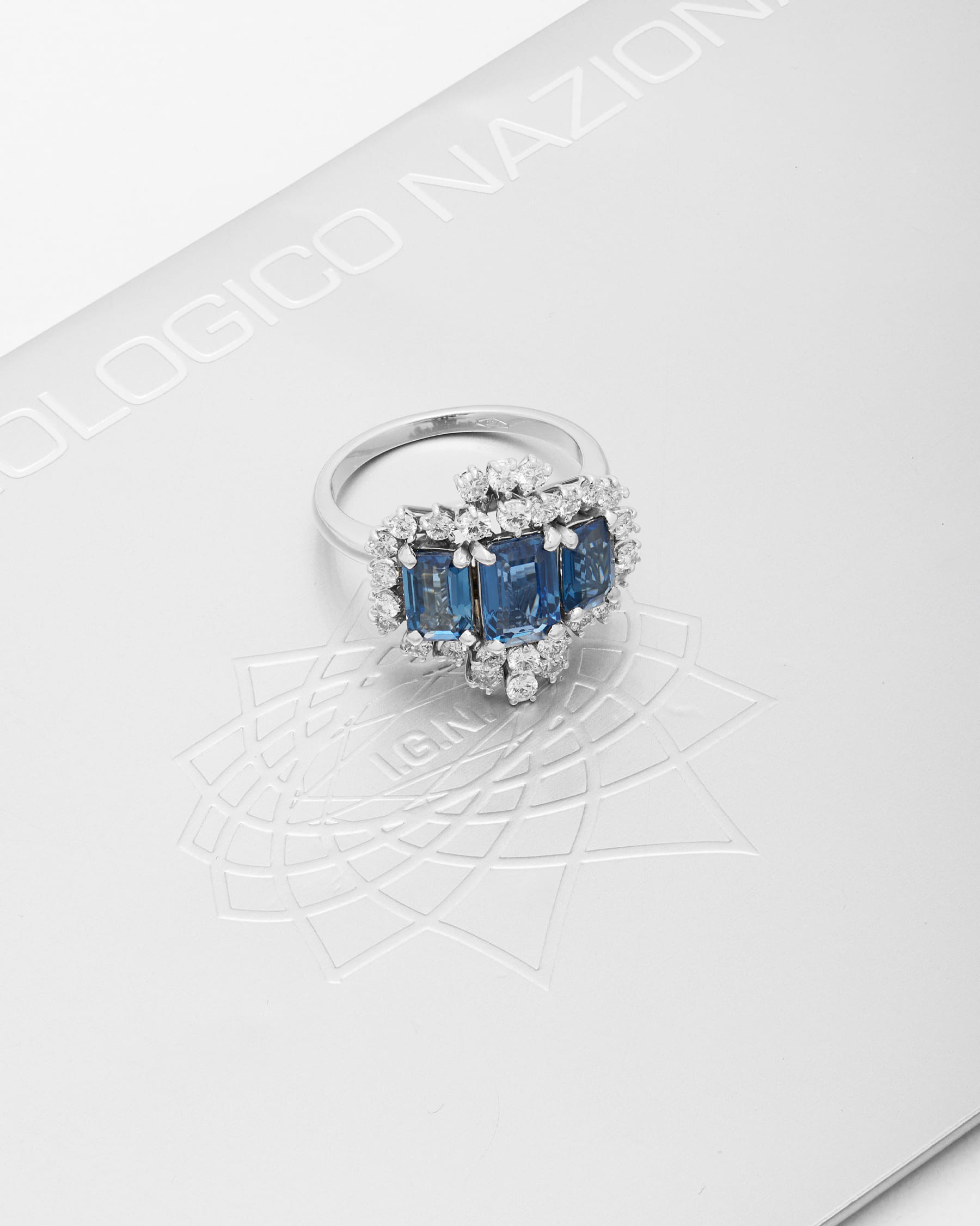 Anello con 3 zaffiri taglio emerald no heat con diamanti di contorno-4