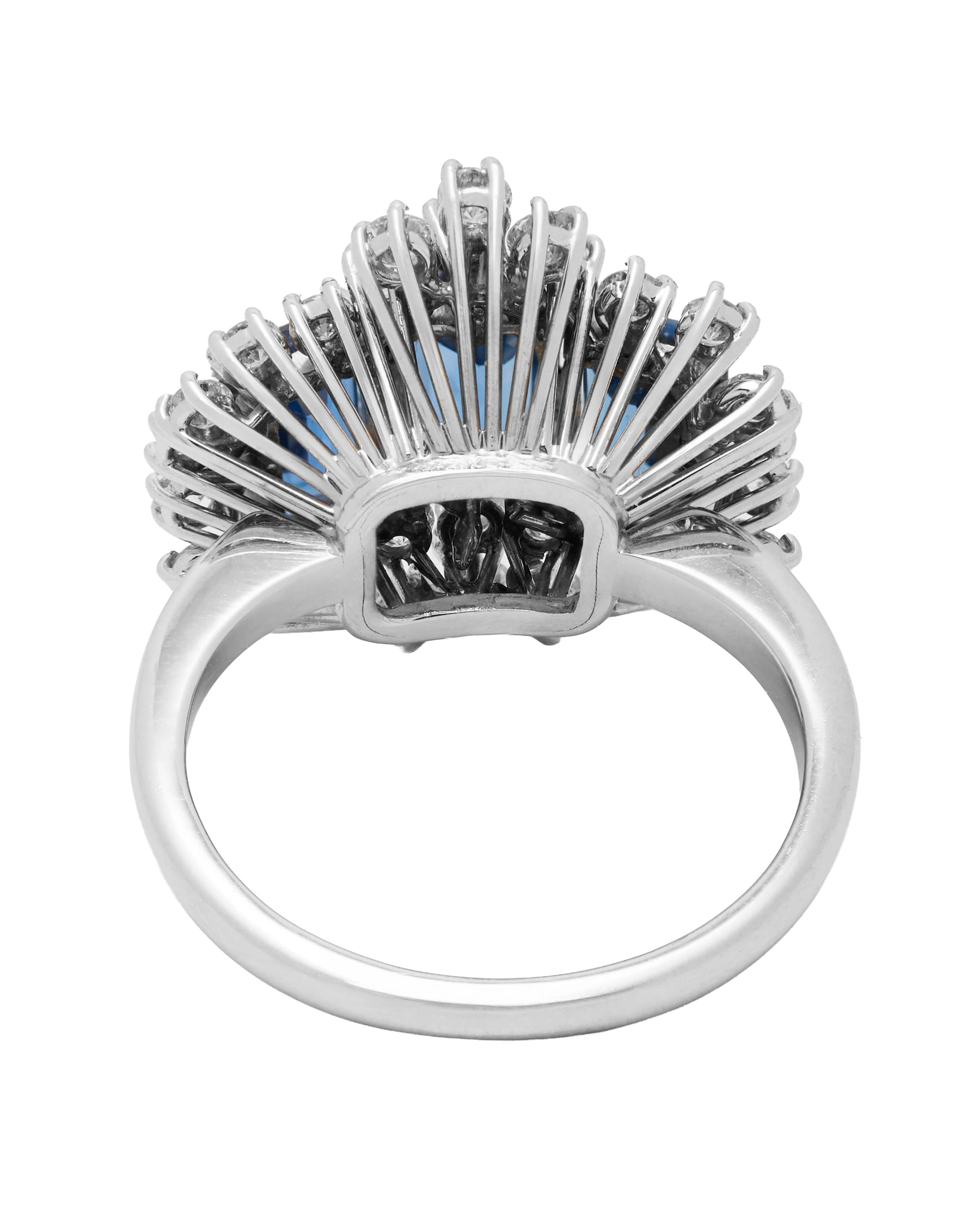 Anello con 3 zaffiri taglio emerald no heat con diamanti di contorno-3