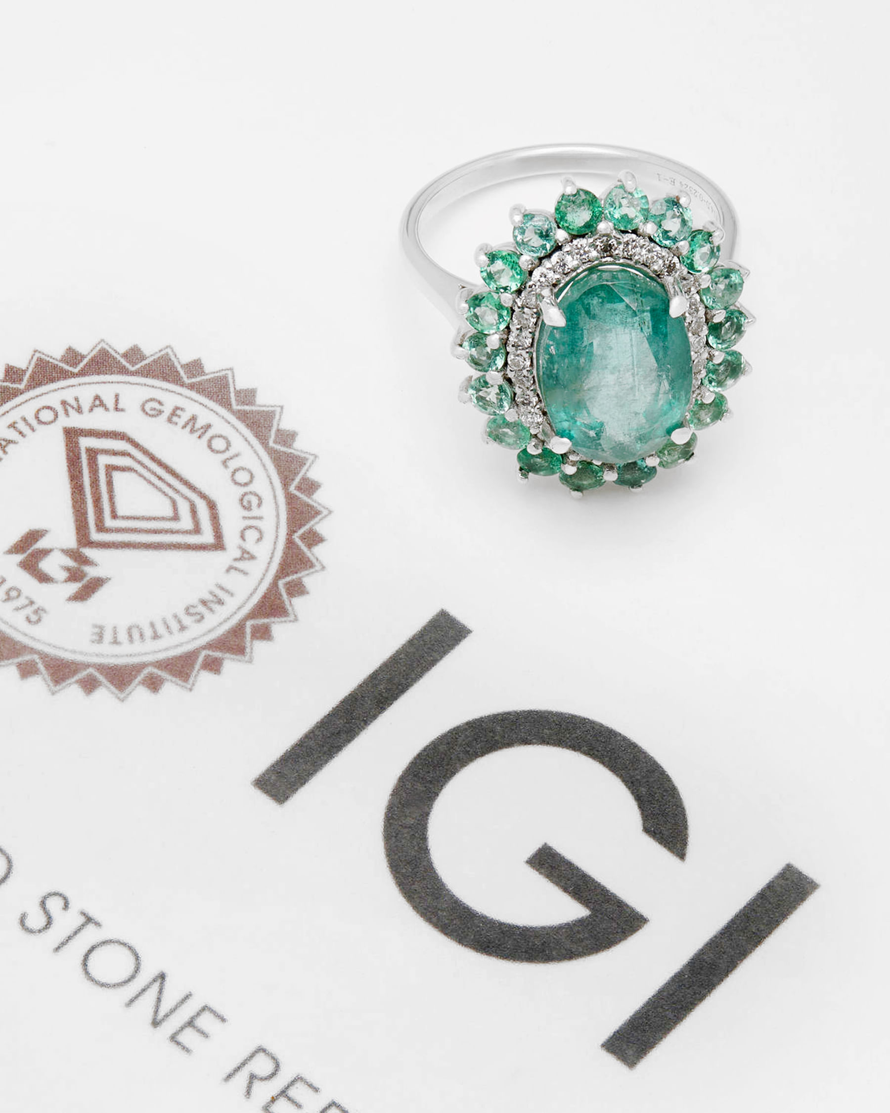 Anello in oro bianco 14 kt con smeraldo centrale e doppio giro di diamanti e smeraldo-4