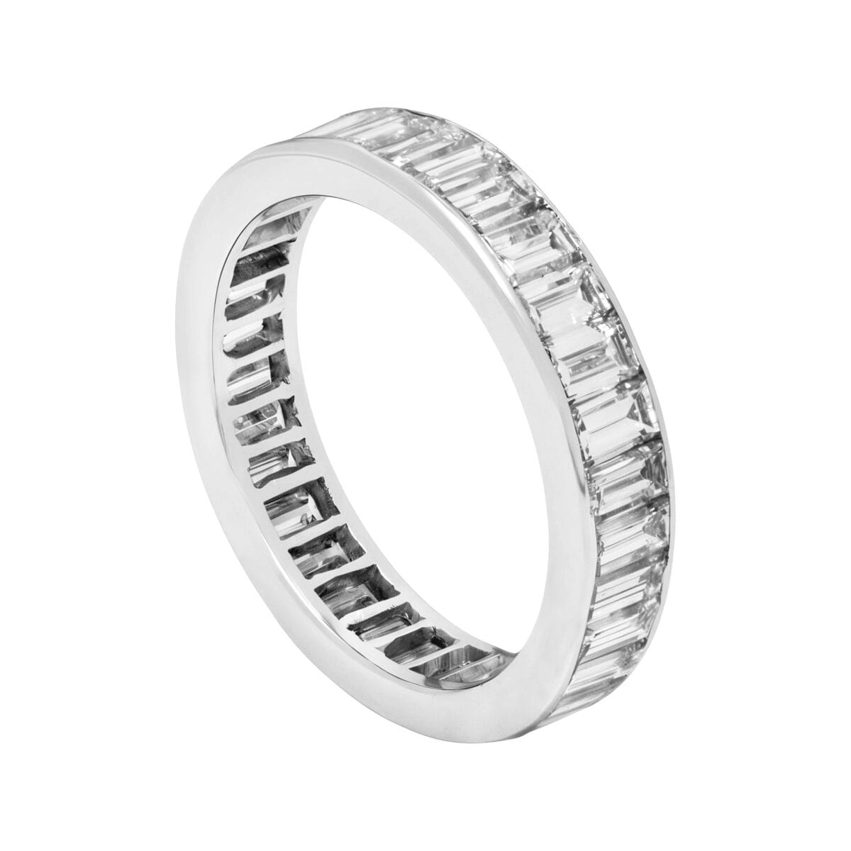 Anello eternity in oro bianco a binario con diamanti baguette-1