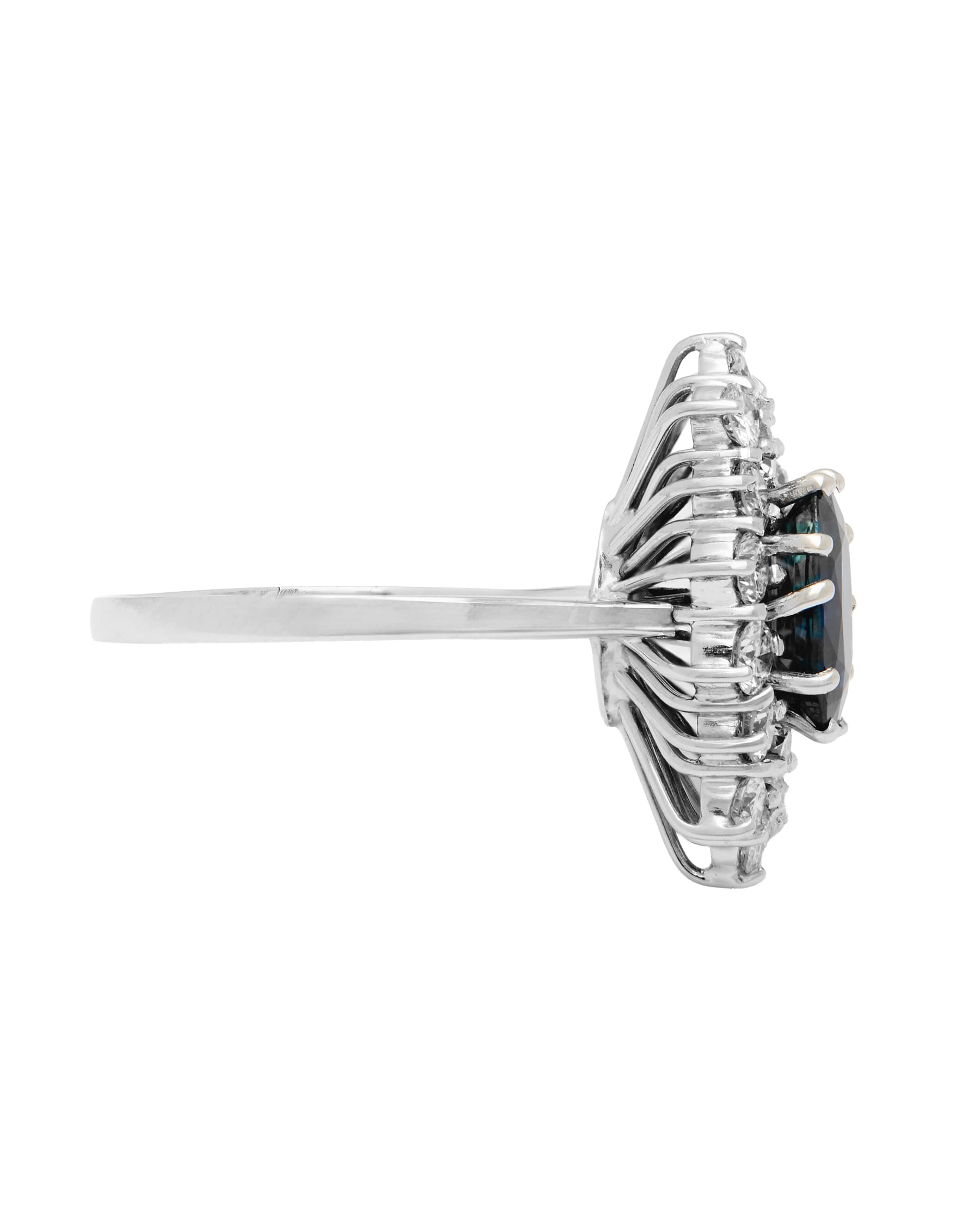 Anello forma di losanga con zaffiro centrale ovale e diamanti-2