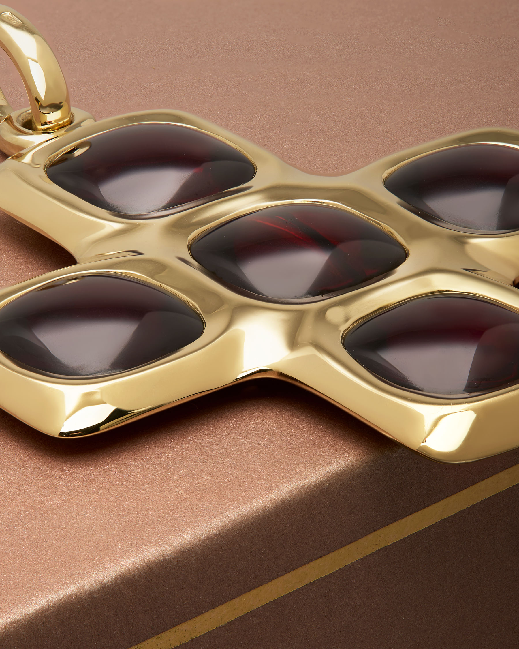 Croce pomellato in oro giallo e granati-5