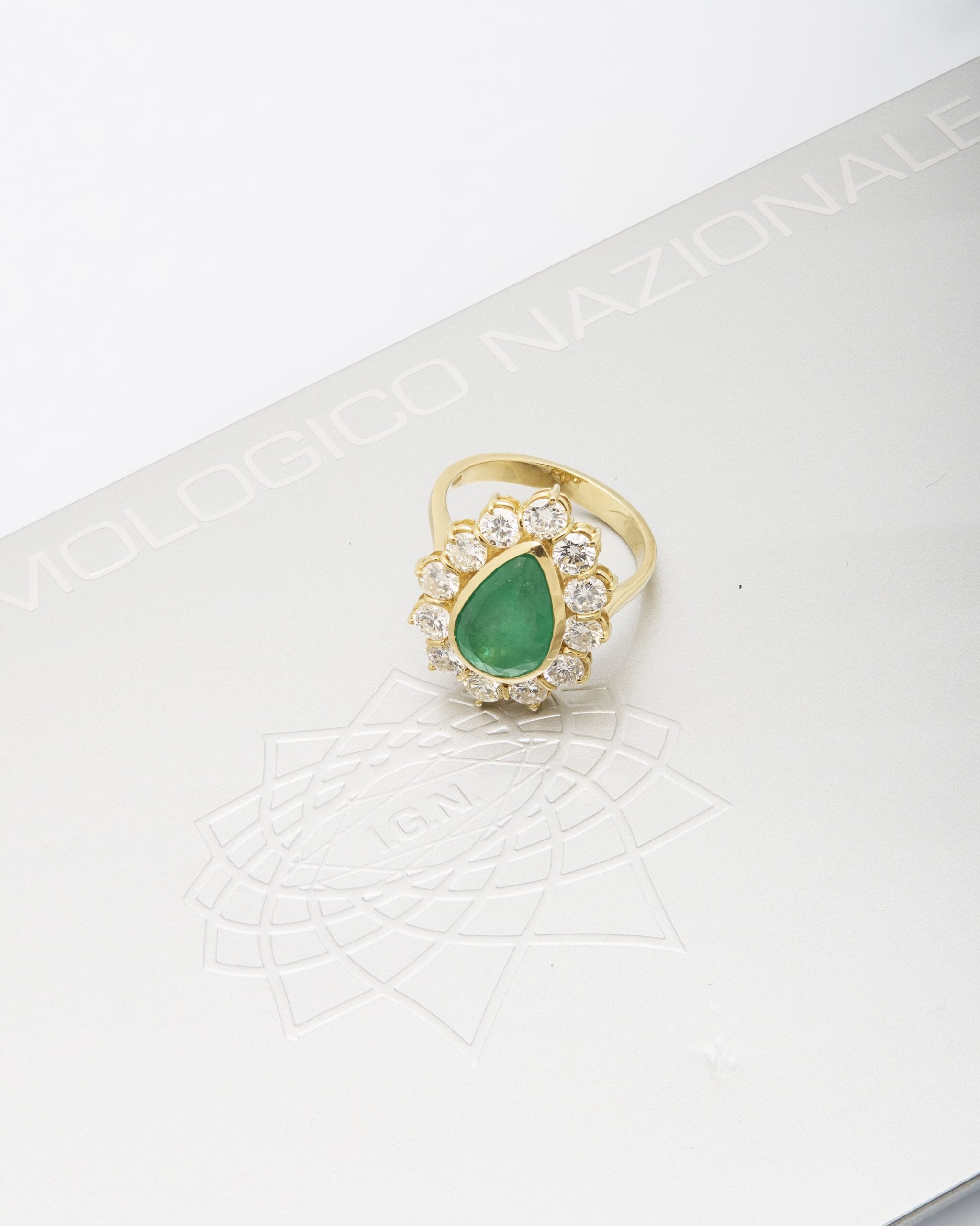 Anello oro giallo con smeraldo a goccia centrale e giro di diamanti-4