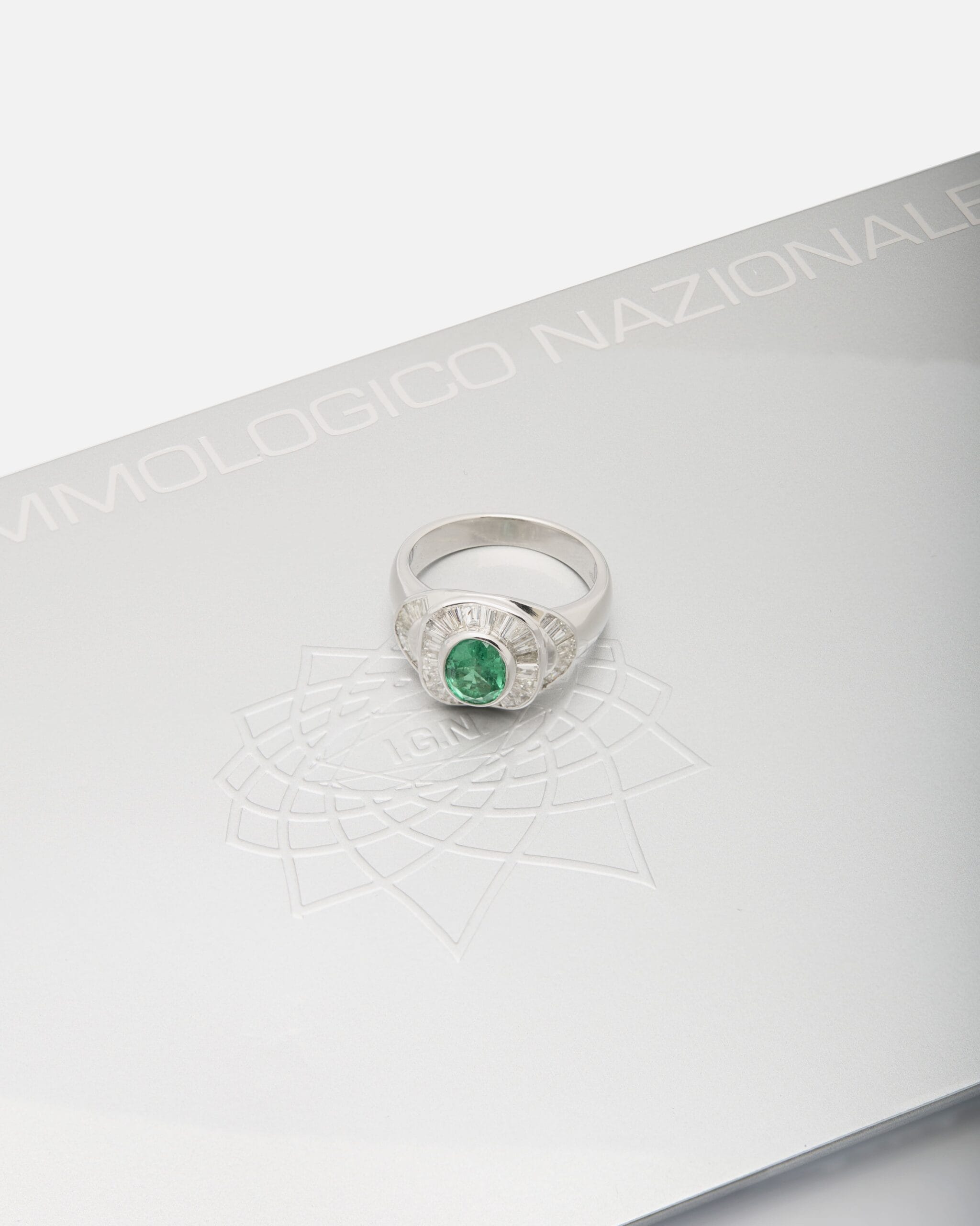 Anello oro bianco con smeraldo centrale e doppio giro di diamanti taper-4