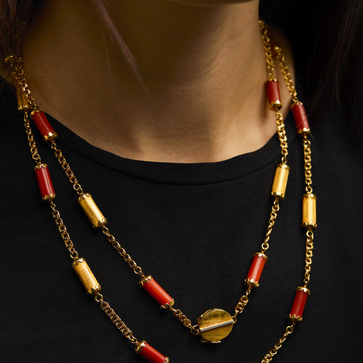 Collana lunga con elementi a bussolotti in corallo e oro 18 kt-1