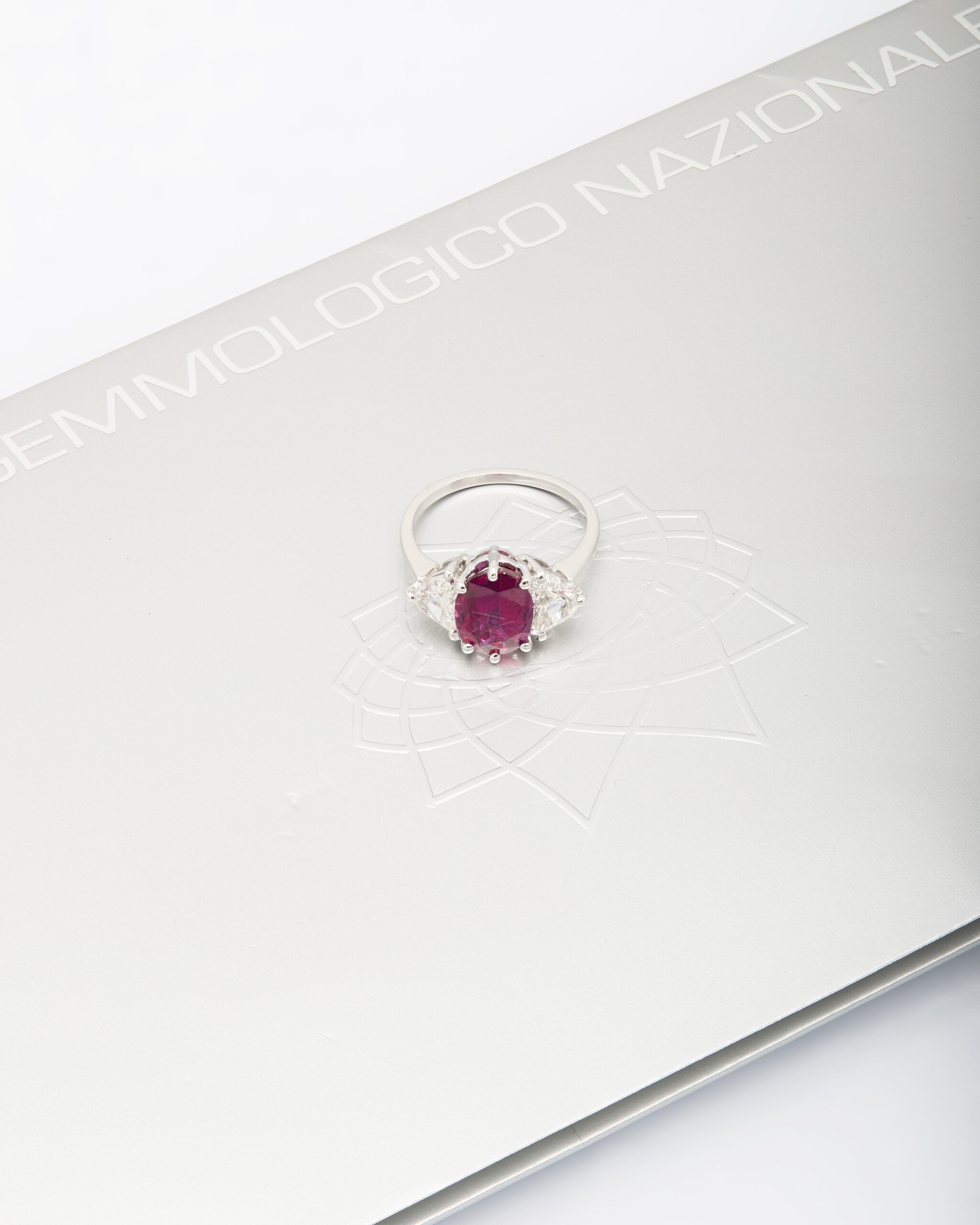 Anello in platino con rubino centrale ovale 2 diamanti triangle-4