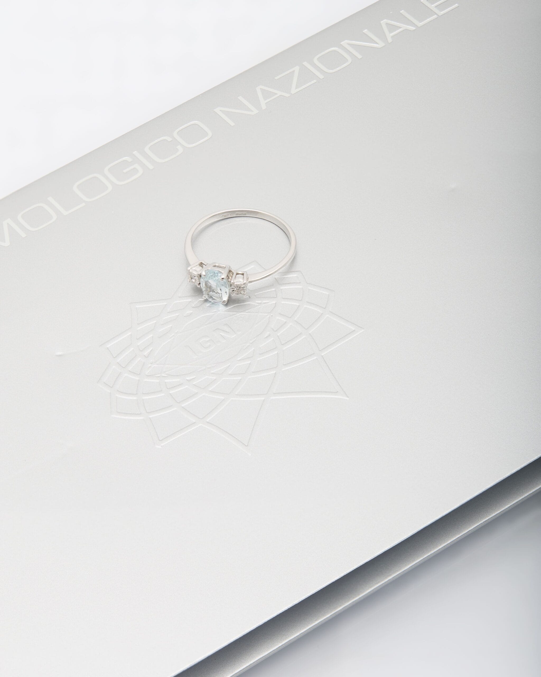 Anello oro bianco con acquamarina e due diamanti laterali-4