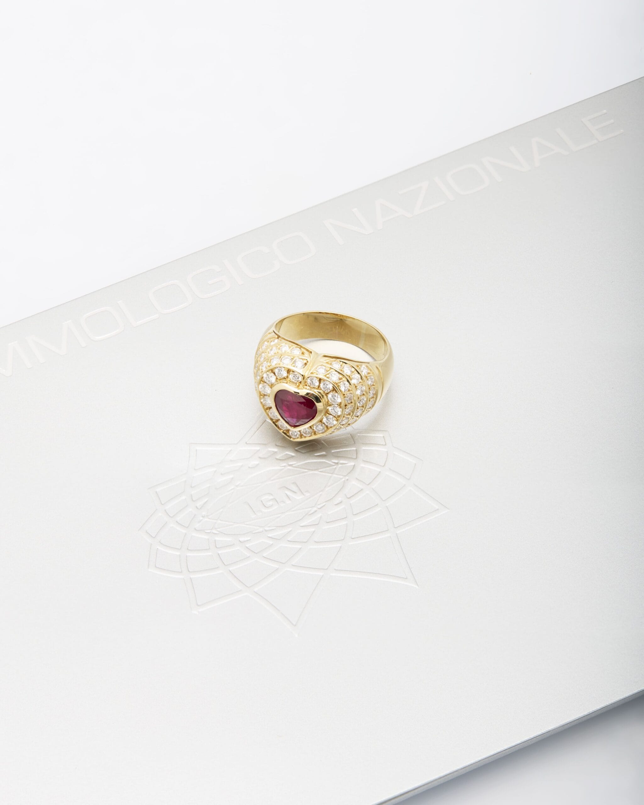 Anello cuore in oro giallo con rubino centrale e diamanti laterali-4