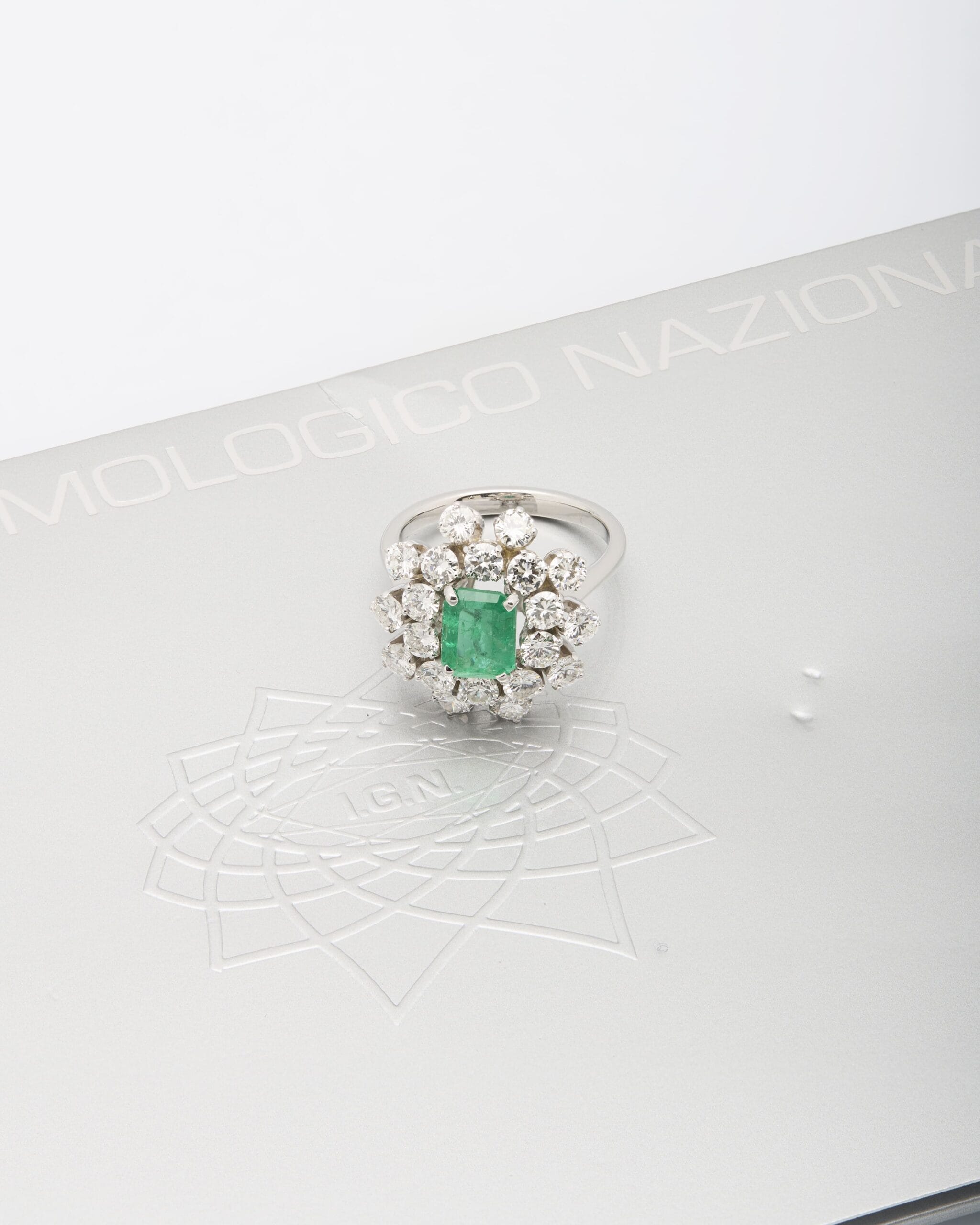 Anello oro bianco con smeraldo centrale e doppio giro di diamanti-4