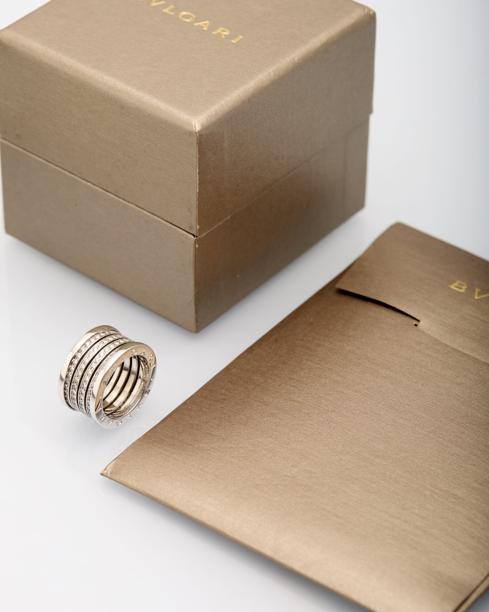 Anello bulgari bzero1 xx anniversary 5 fasce oro bianco e diamanti-3