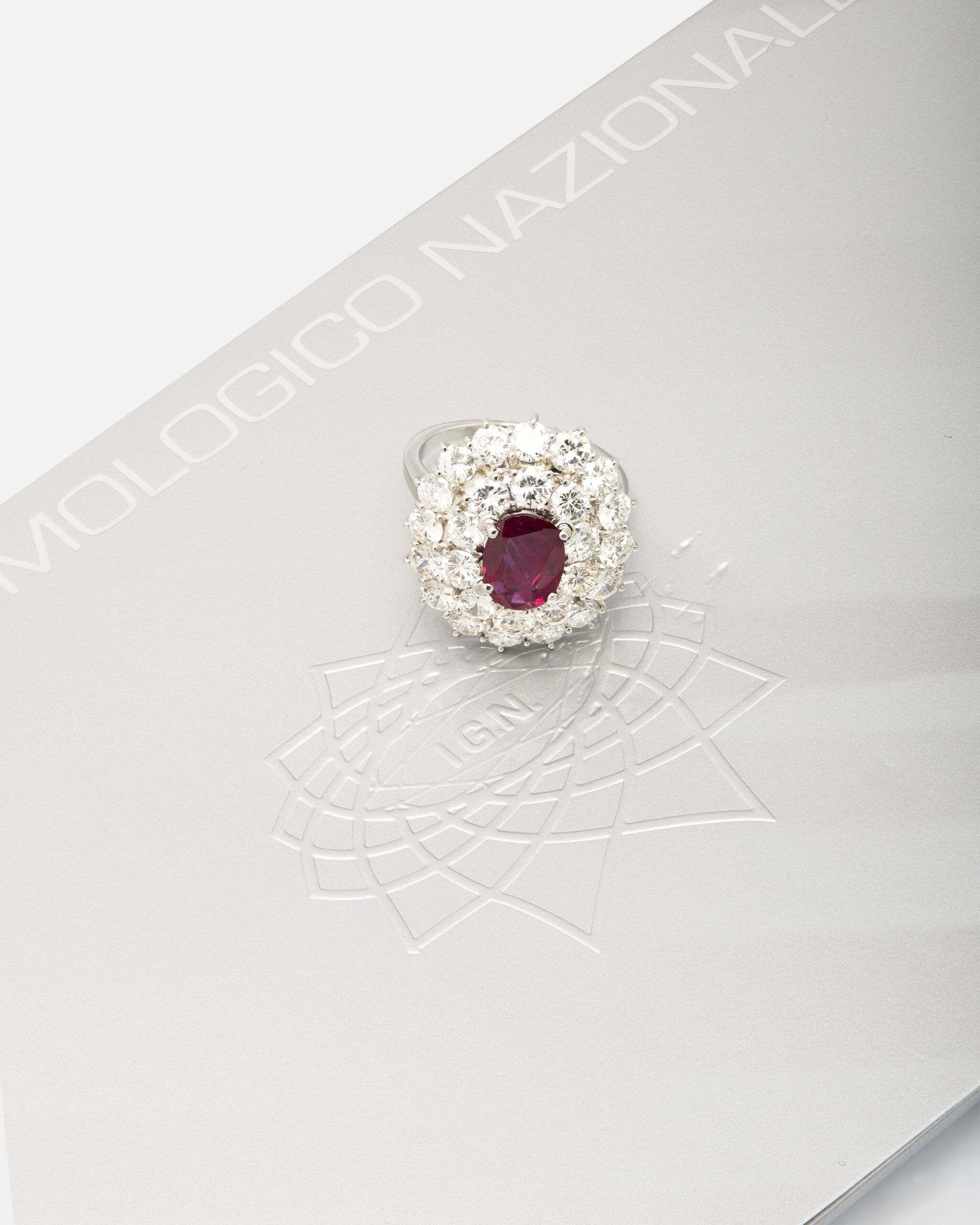 Anello in oro bianco con doppio giro di diamanti e rubino centrale-4