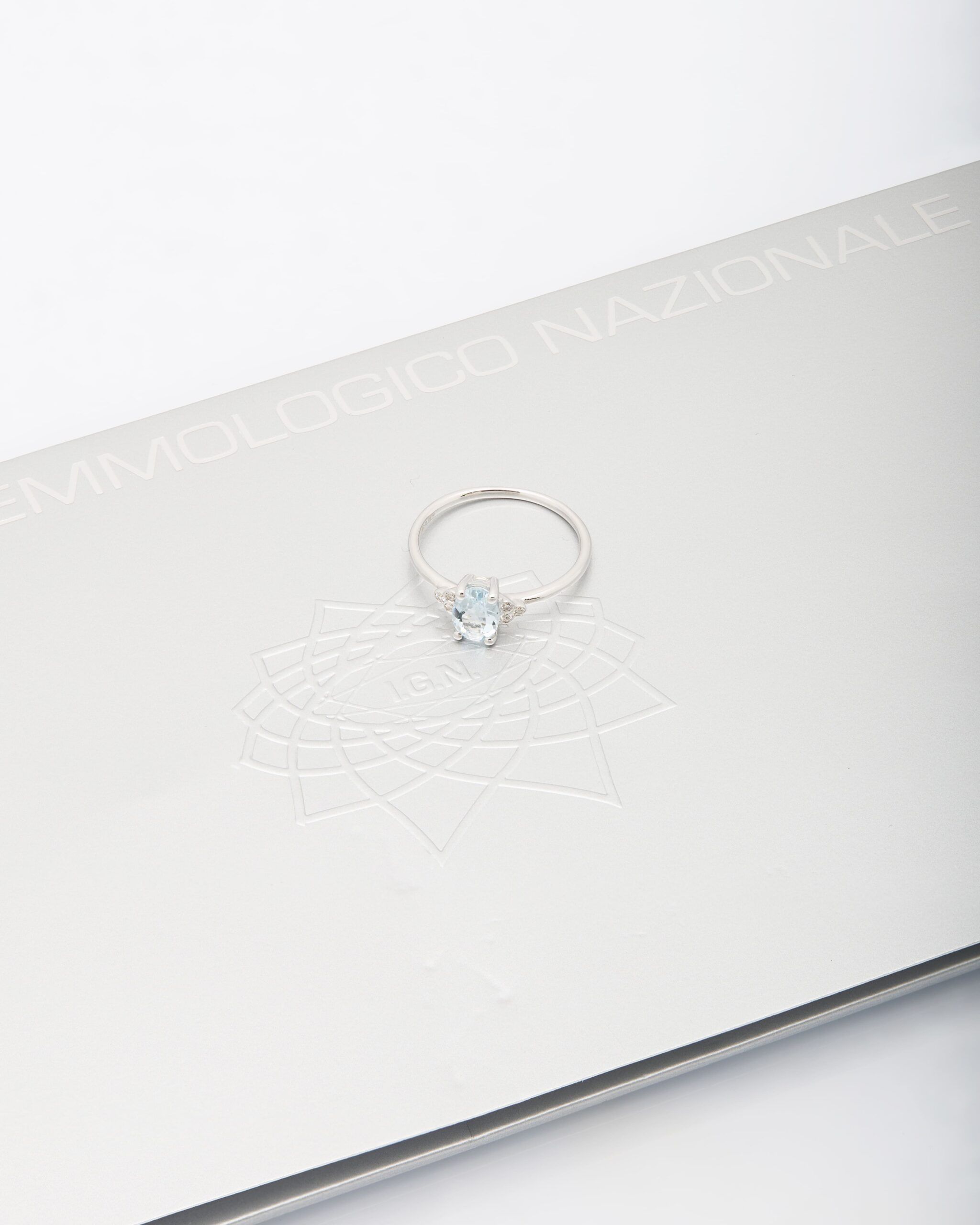 Anello oro bianco con acquamarina ovale e diamanti laterali-4