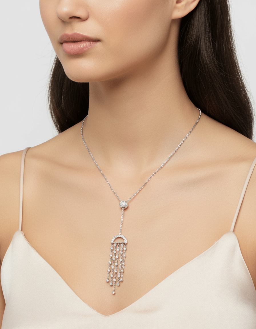 Collana in oro bianco con elemento a sfera e ciondolo mezza luna con diamanti pendenti-3