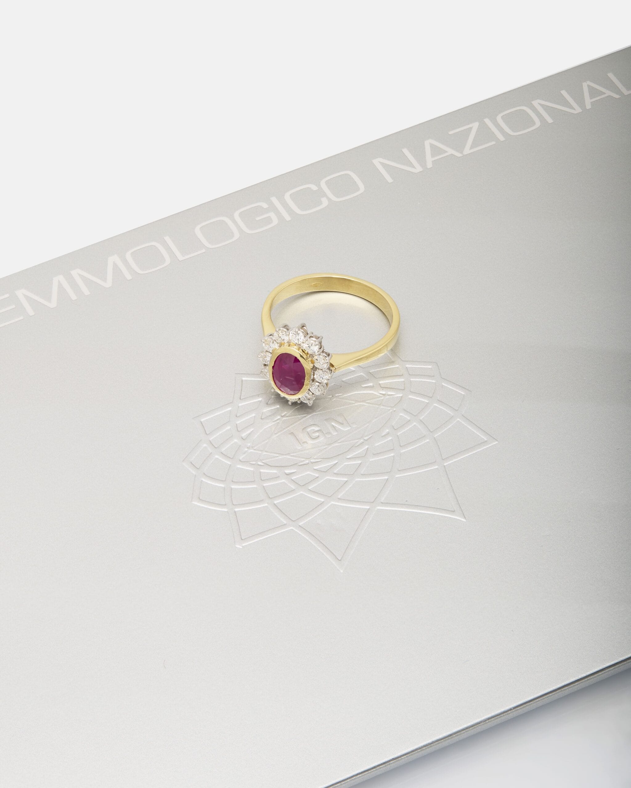 Anello con rubino centrale e diamanti di contorno in oro giallo e bianco 18 kt-4