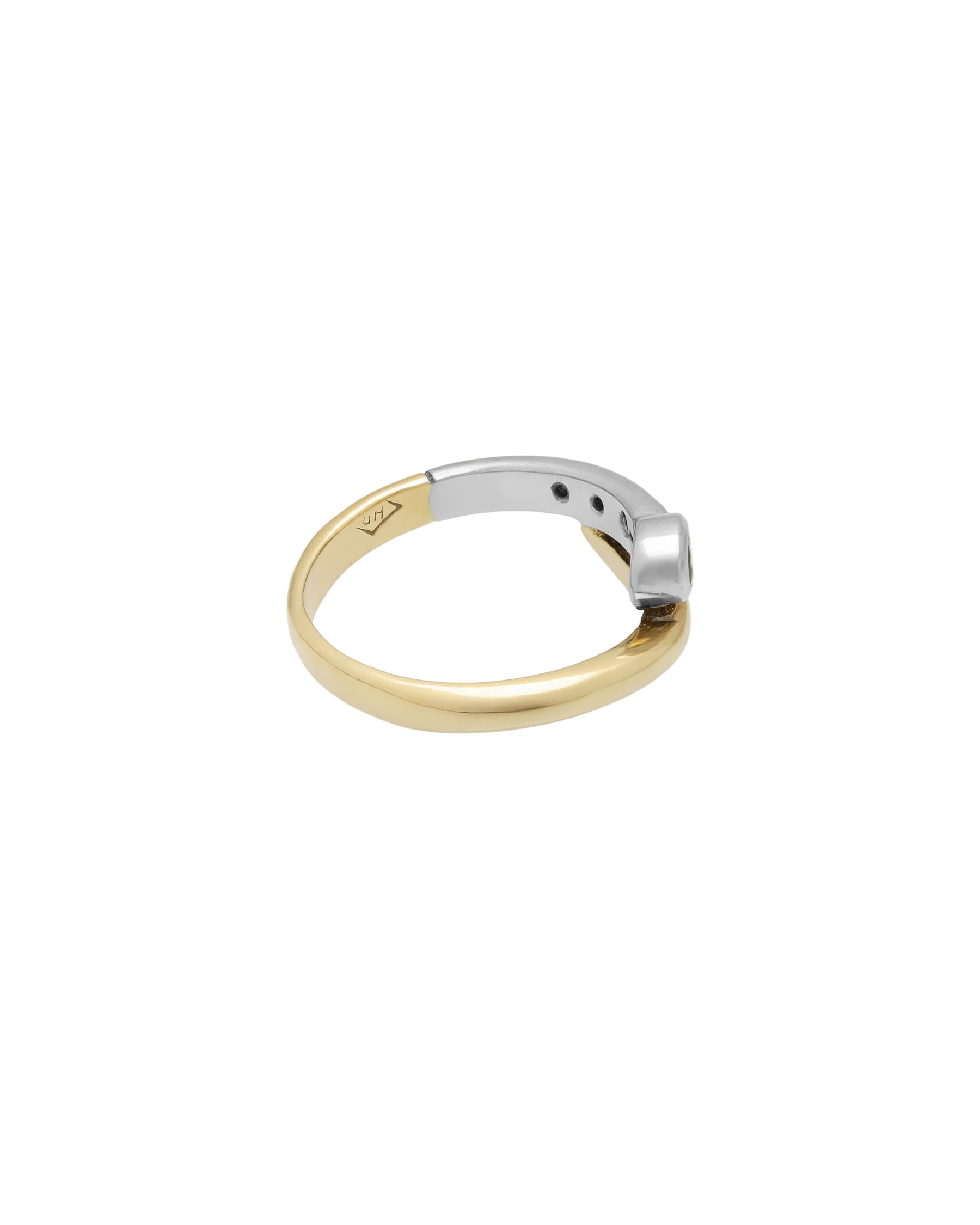 Anello 14 kt in oro giallo lucido e oro bianco satinato con diamanti e smeraldo-2