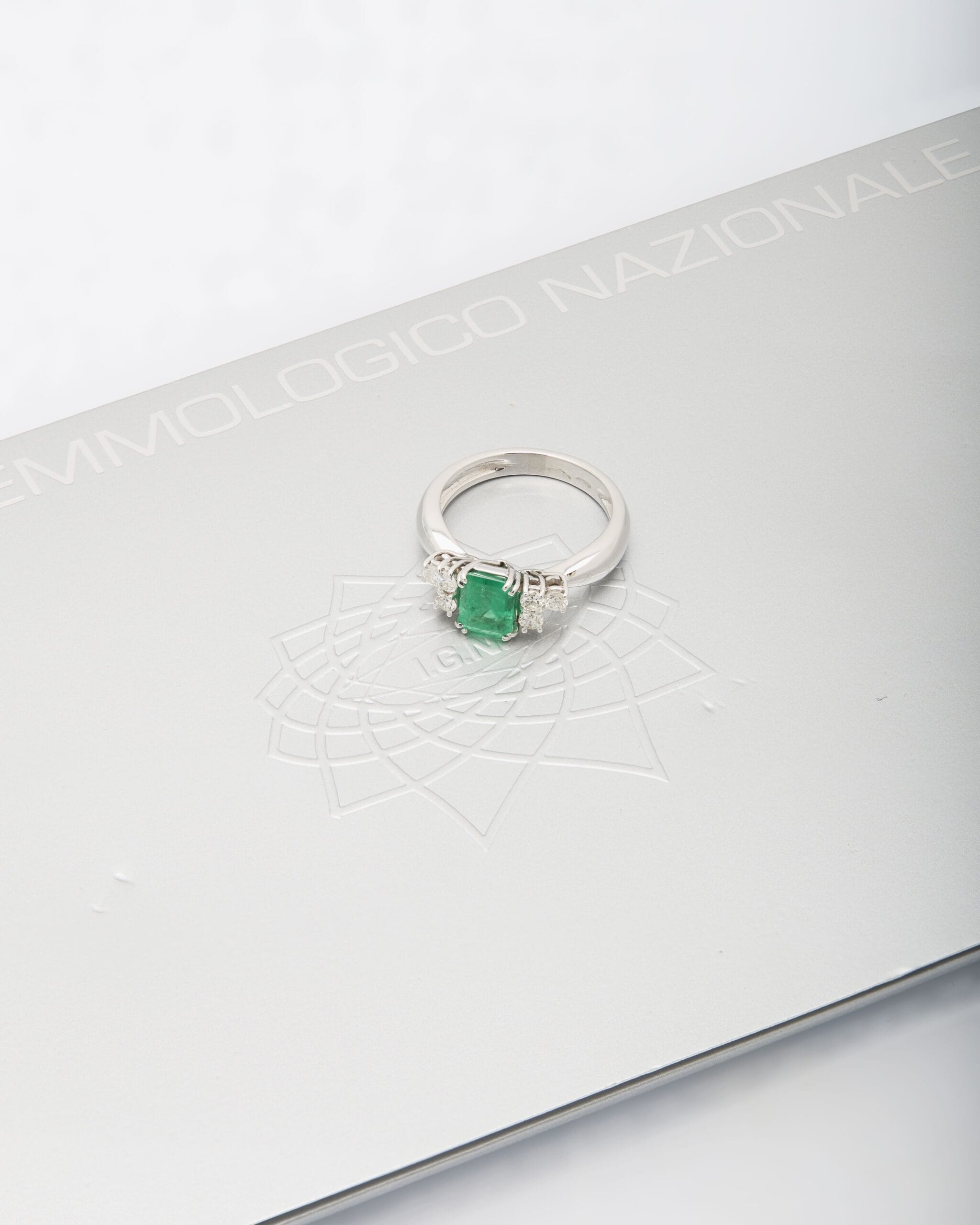 Anello oro bianco con smeraldo centrale e diamanti laterali-4