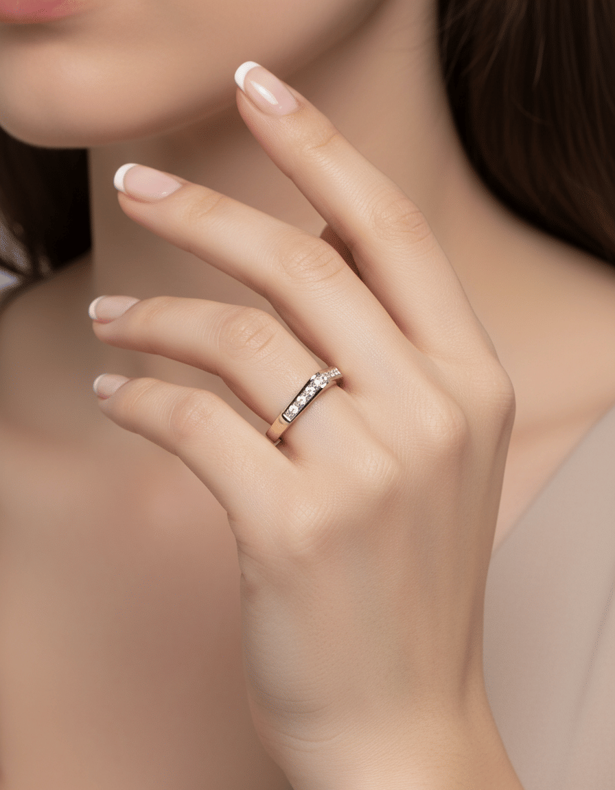 Anello geometrico in oro giallo con diamanti-4