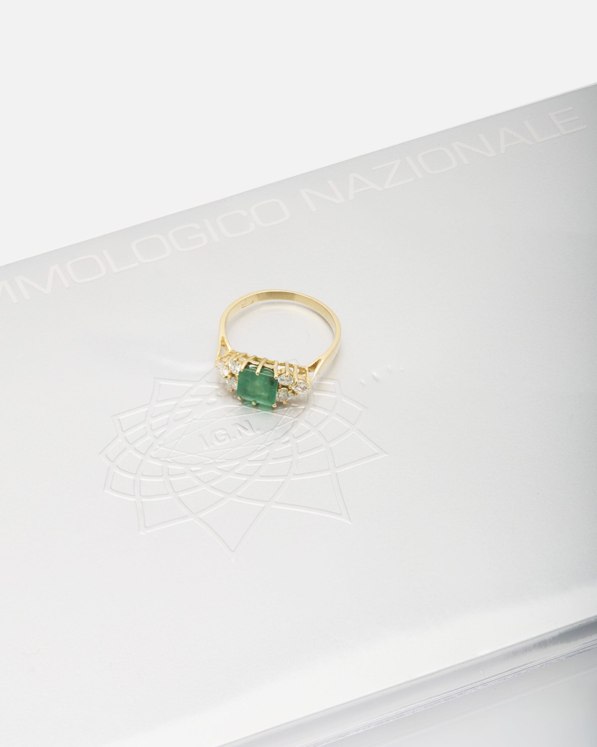 Anello oro giallo con smeraldo centrale e diamanti laterali-4