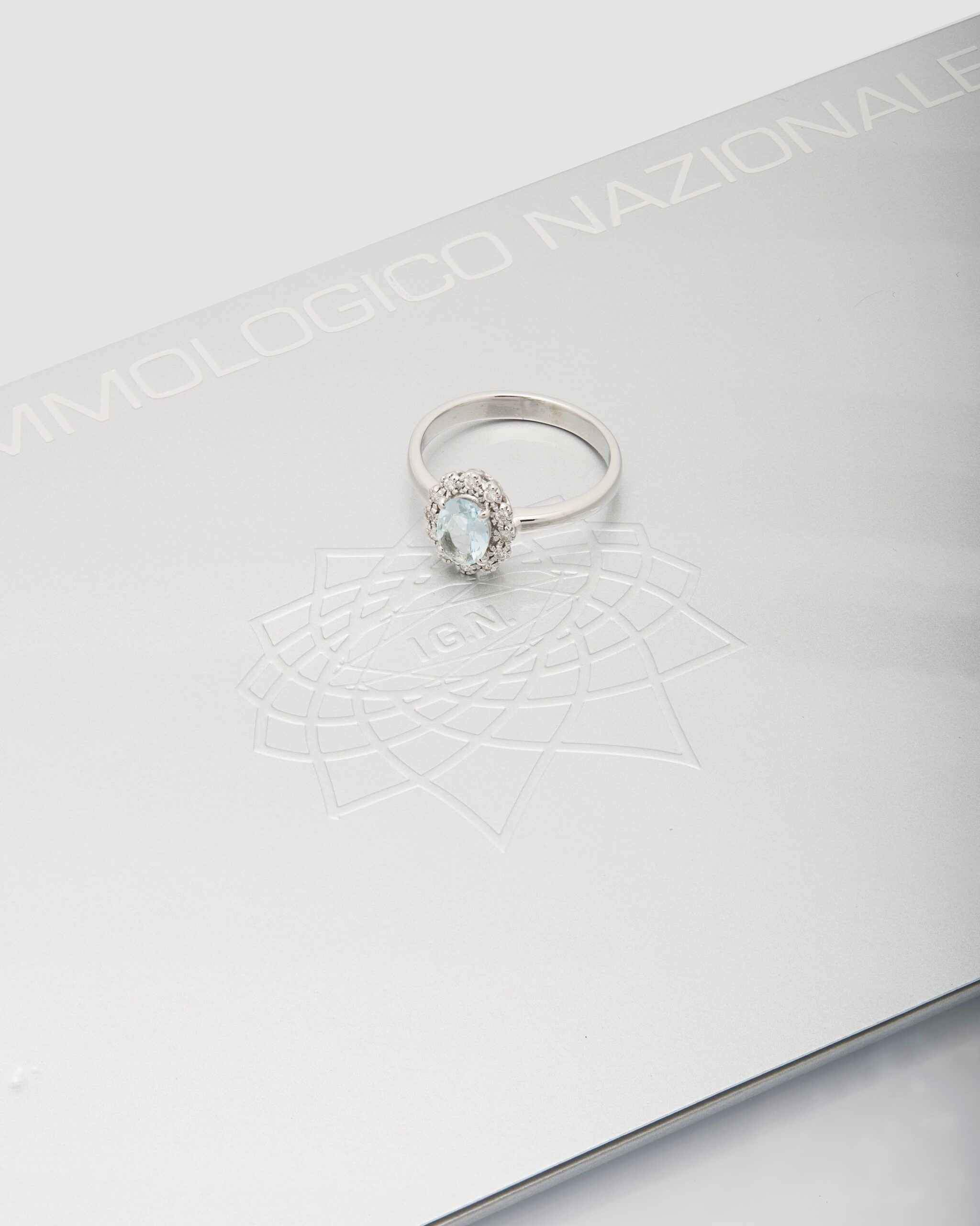 Anello fiore in oro bianco con acquamarina centrale e diamanti-4