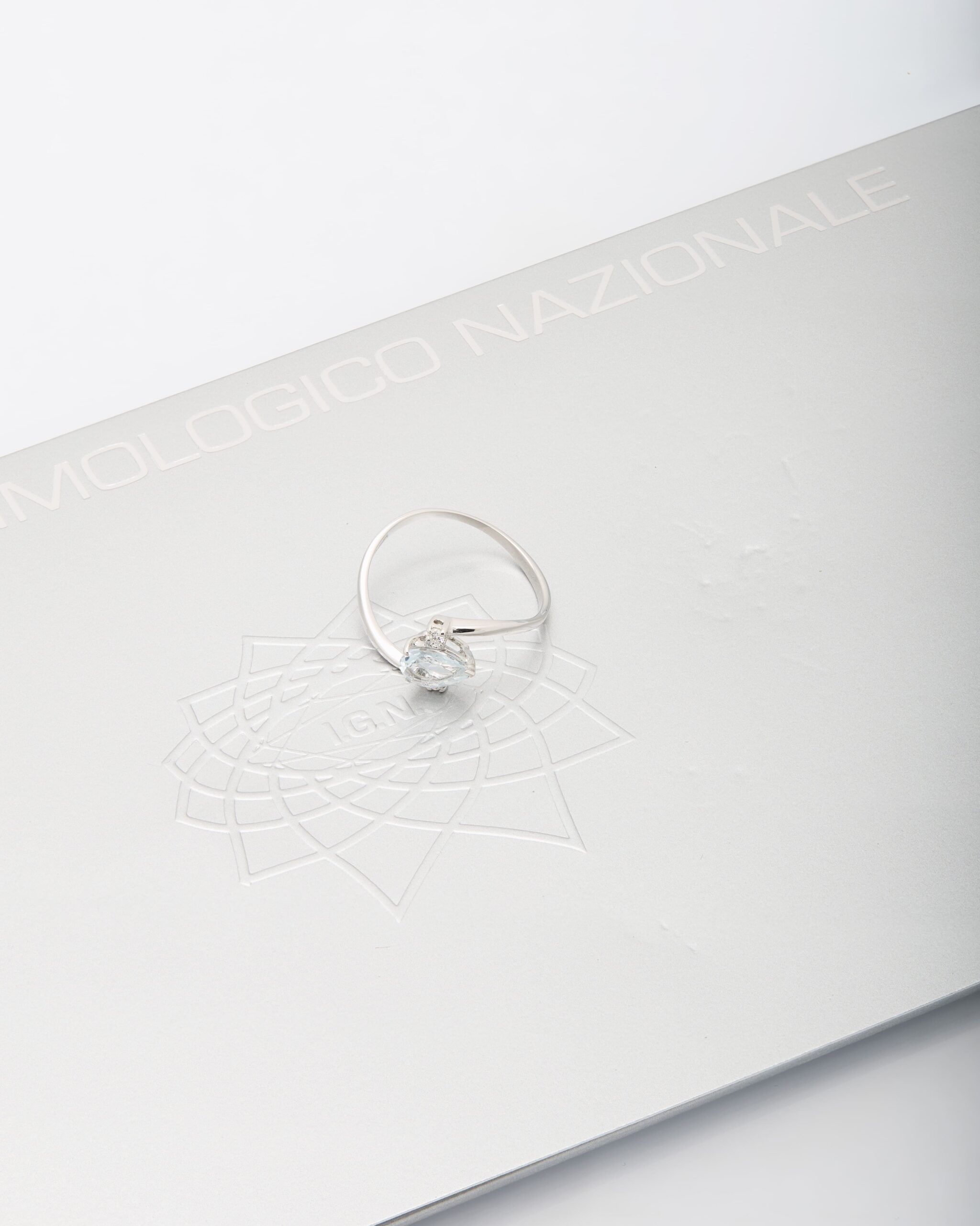 Anello con acquamarina goccia e 2 diamanti laterali-4