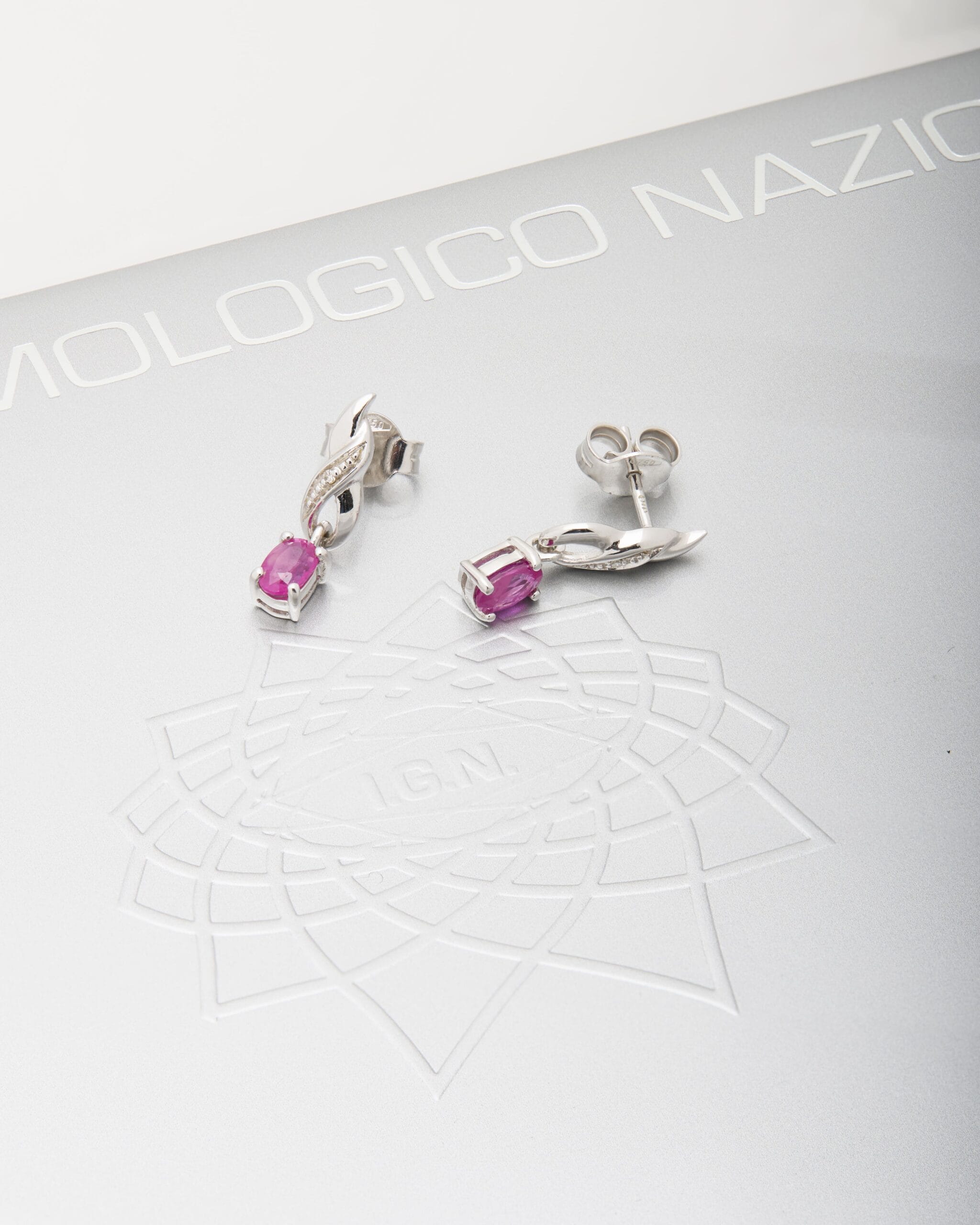 Orecchini pendenti infinito in oro bianco con rubini e diamanti-2