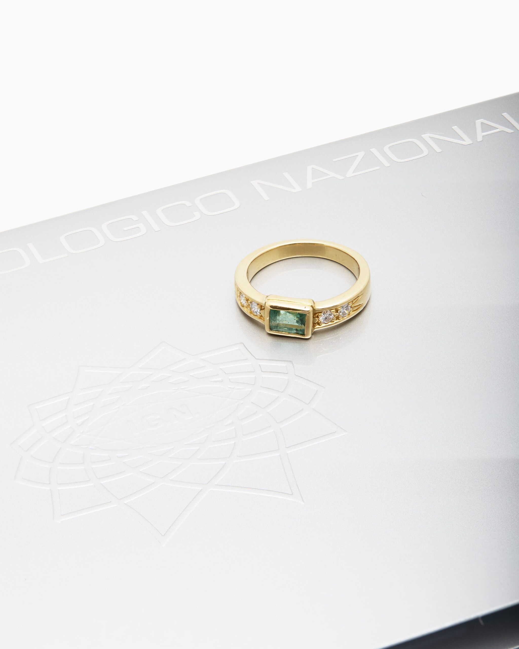 Anello oro giallo con smeraldo rettangolare e quattro diamanti laterali-4