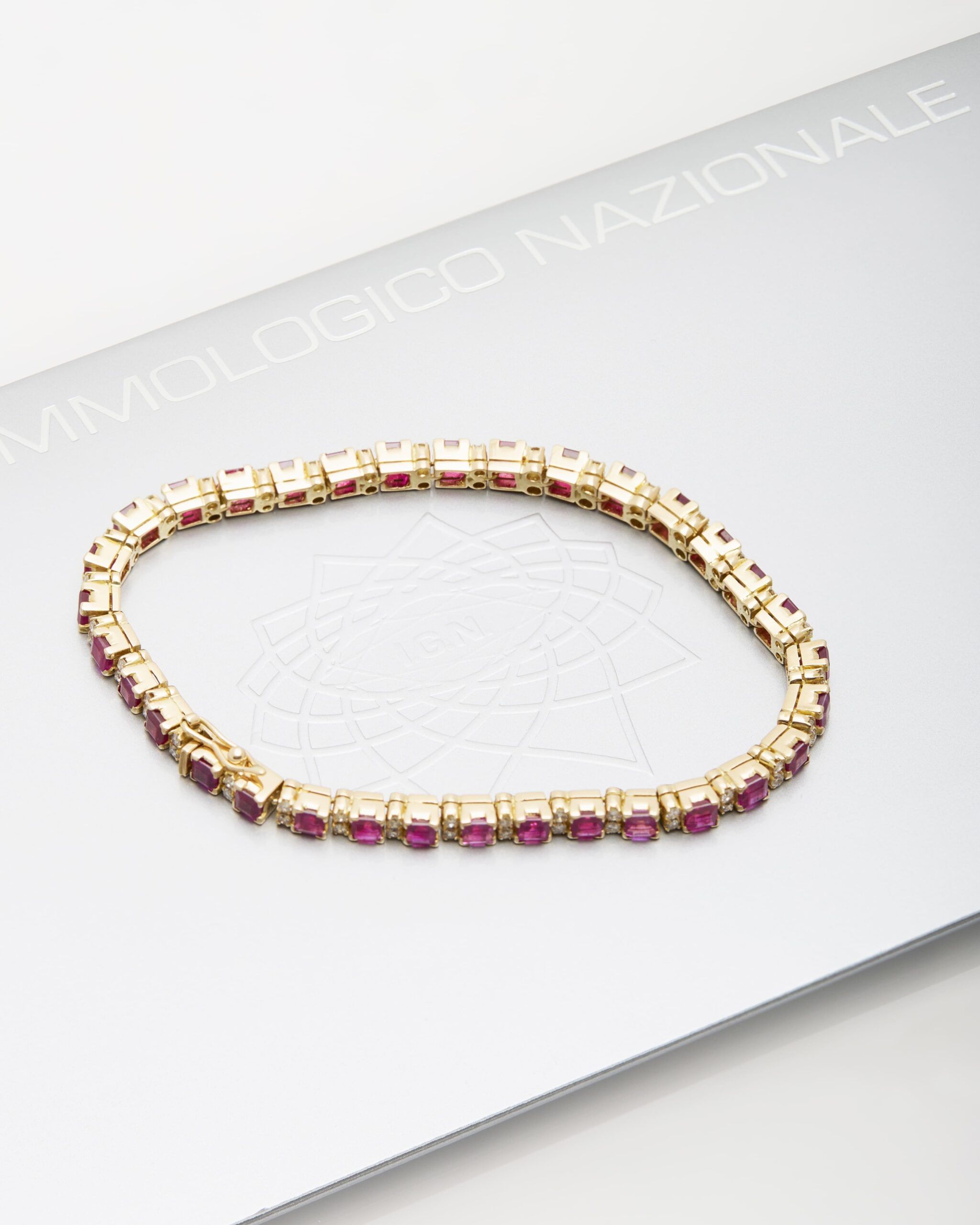 Bracciale tennis in oro giallo con rubini carrè 10 ct e diamanti-3