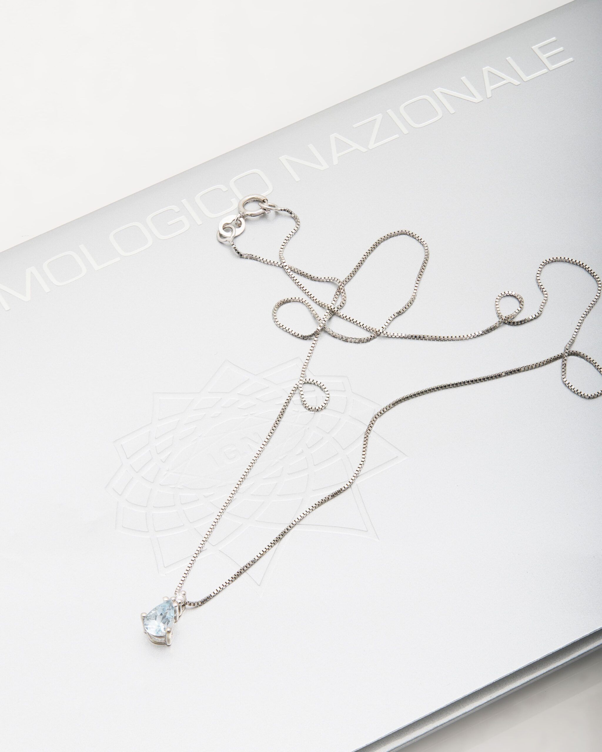 Catenina in oro bianco con ciondolo in acquamarina e diamante-3